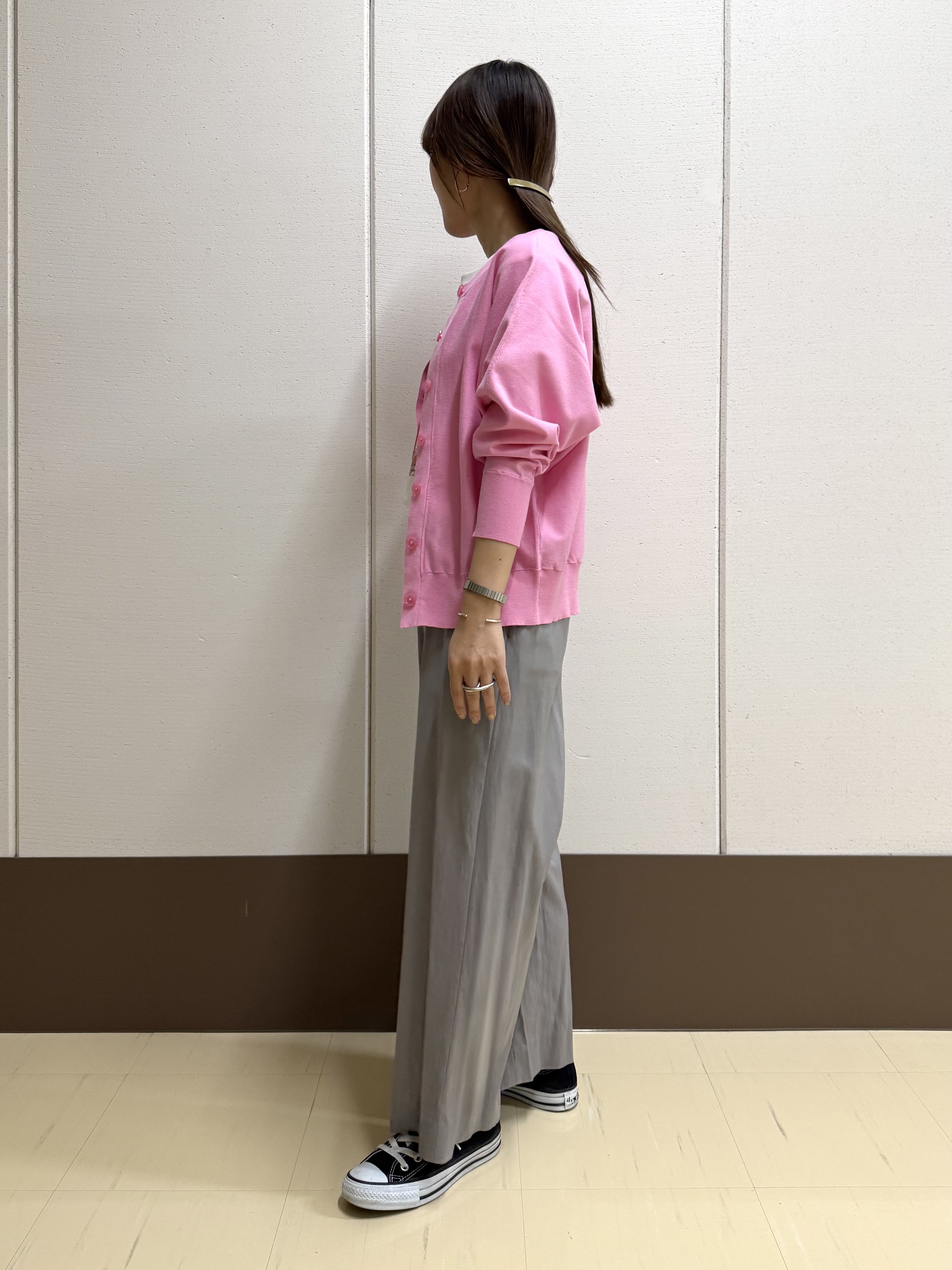 mamiさんの「INDIVI｜【洗える／前後2WAY／アンサンブル可能】ドルマンスリーブカーディガン」を使ったコーディネート