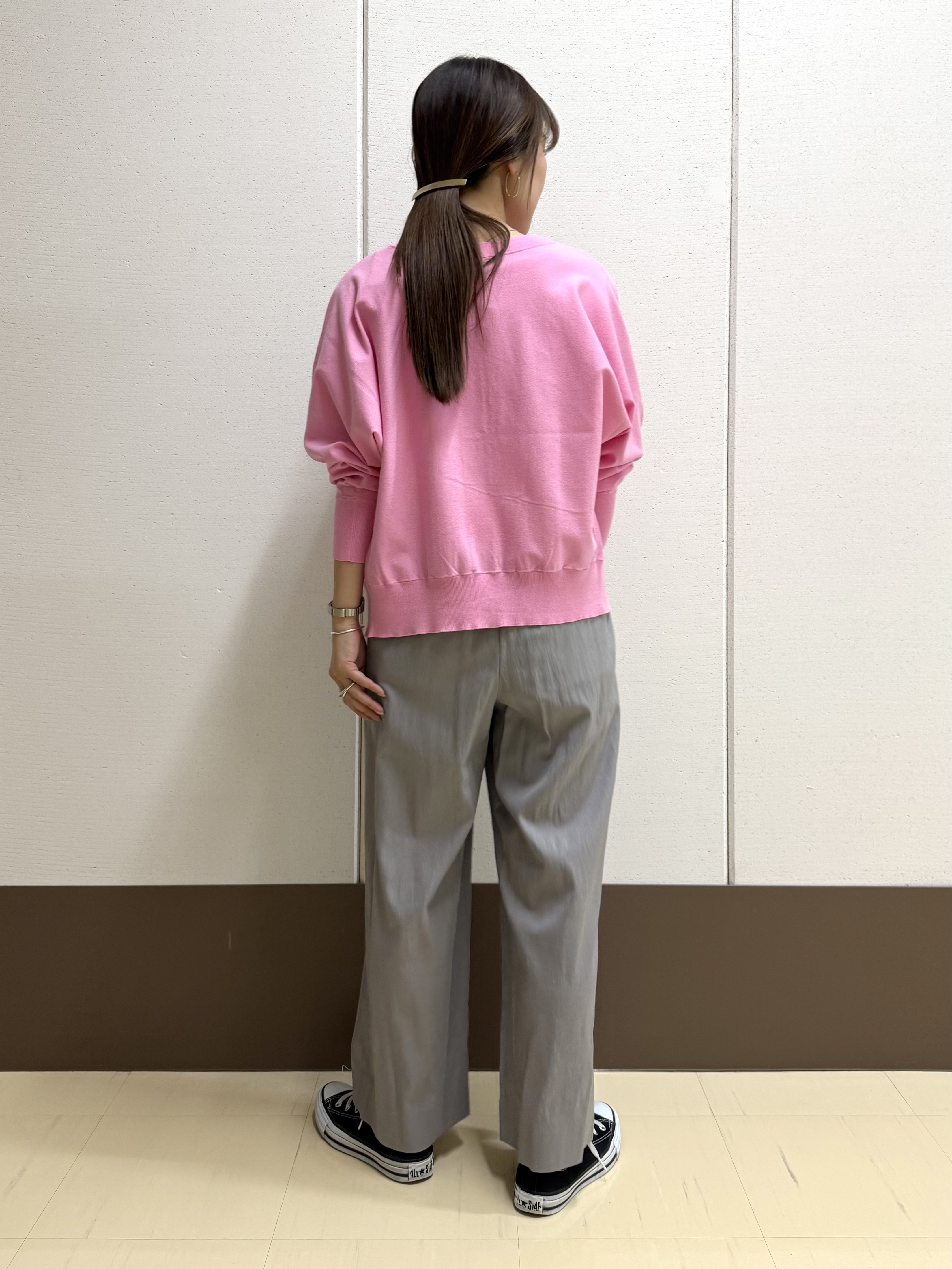 mamiさんの「INDIVI｜【洗える／前後2WAY／アンサンブル可能】ドルマンスリーブカーディガン」を使ったコーディネート