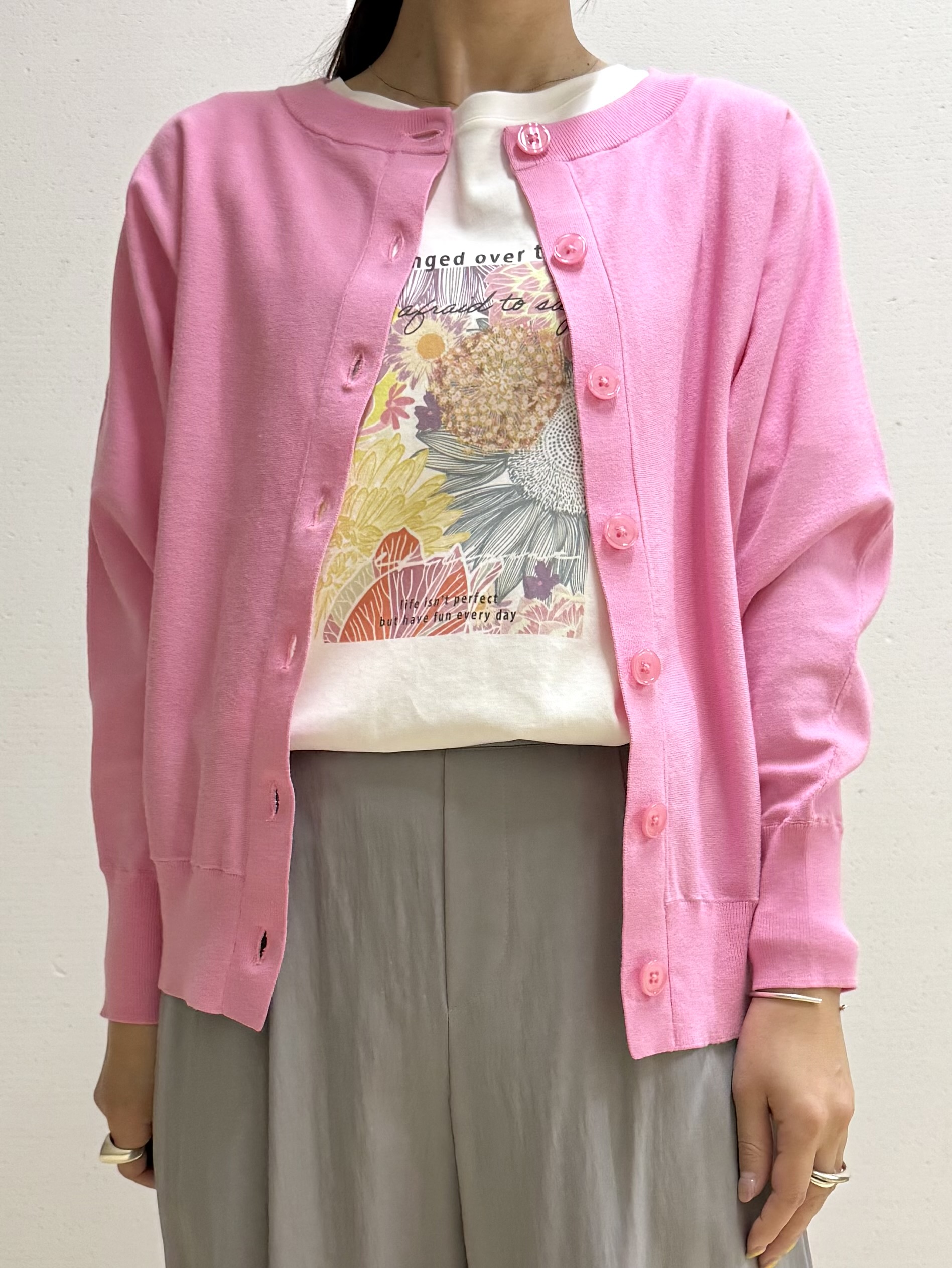 mamiさんの「INDIVI｜【洗える／前後2WAY／アンサンブル可能】ドルマンスリーブカーディガン」を使ったコーディネート