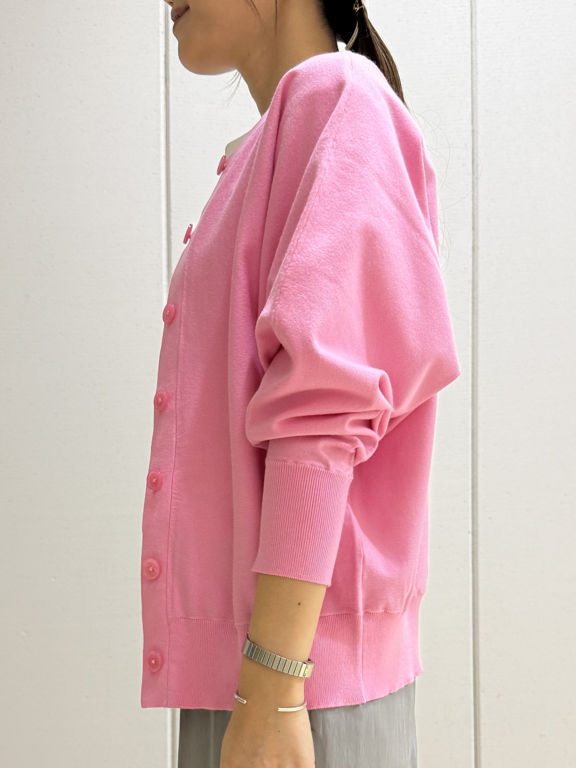 mamiさんの「INDIVI｜【洗える／前後2WAY／アンサンブル可能】ドルマンスリーブカーディガン」を使ったコーディネート