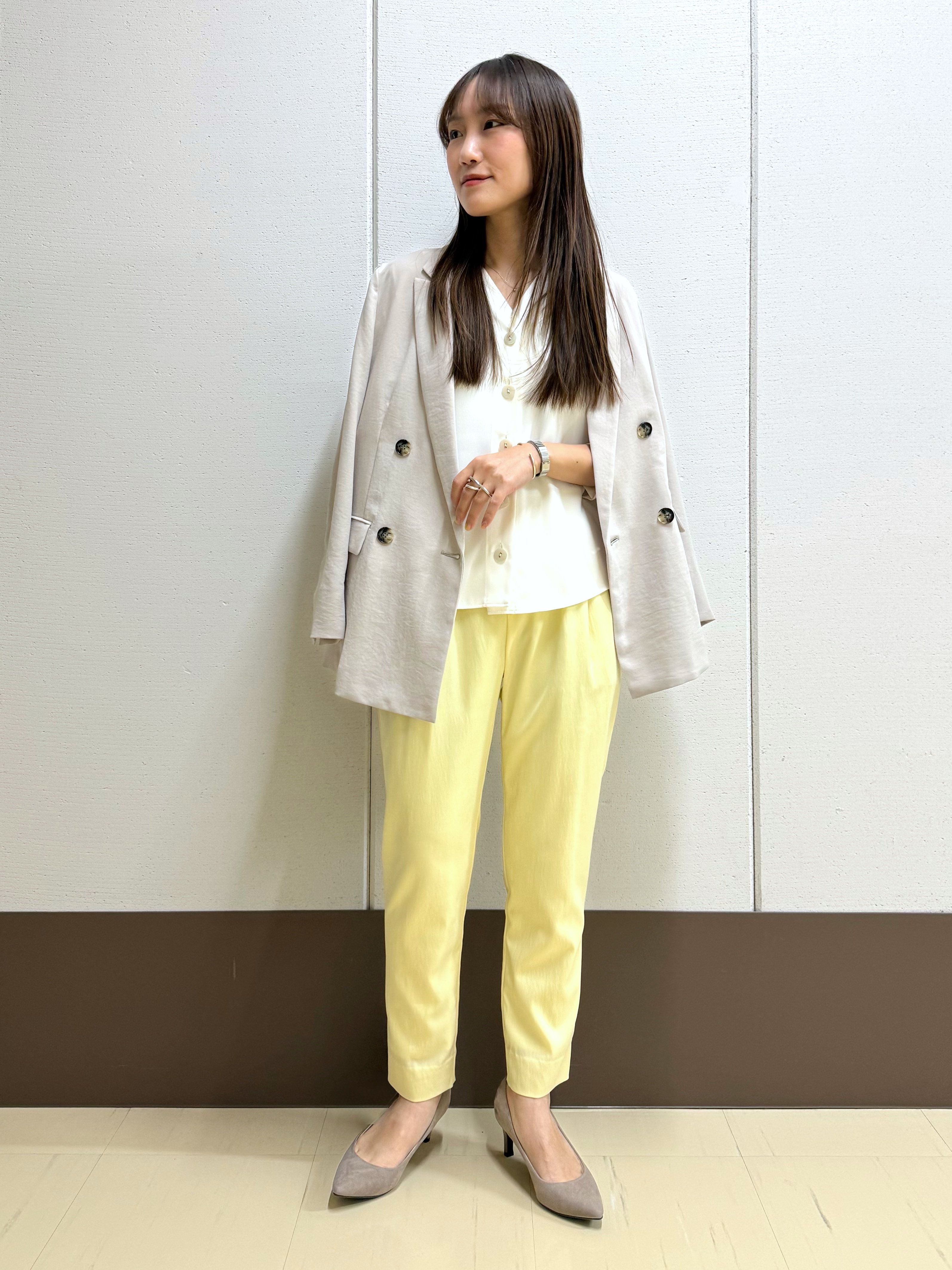 mamiさんの「INDIVI｜【洗える／UVケア／マットサテン】Vネックドルマンスリーブブラウス」を使ったコーディネート