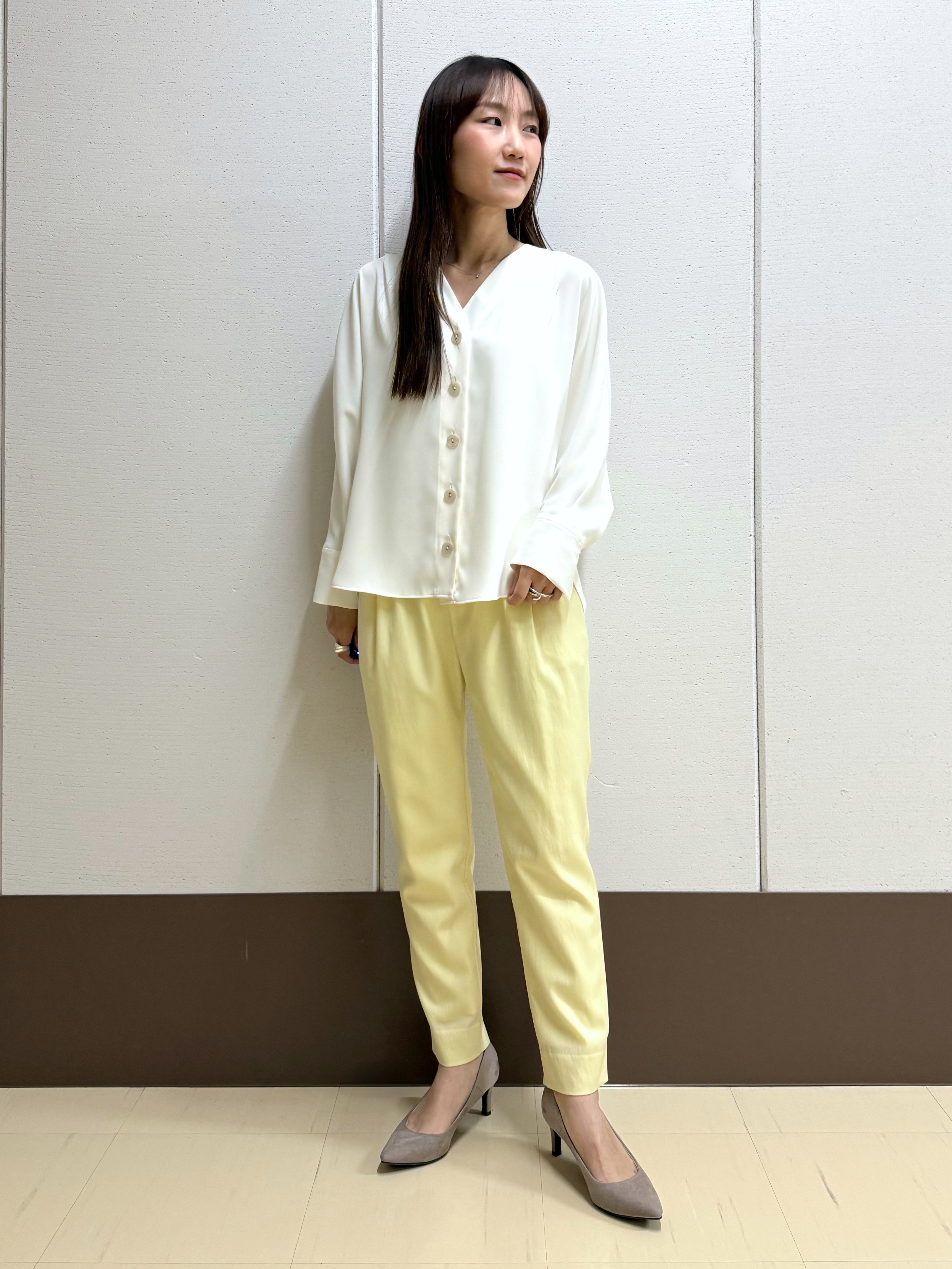 mamiさんの「INDIVI｜【洗える／UVケア／マットサテン】Vネックドルマンスリーブブラウス」を使ったコーディネート