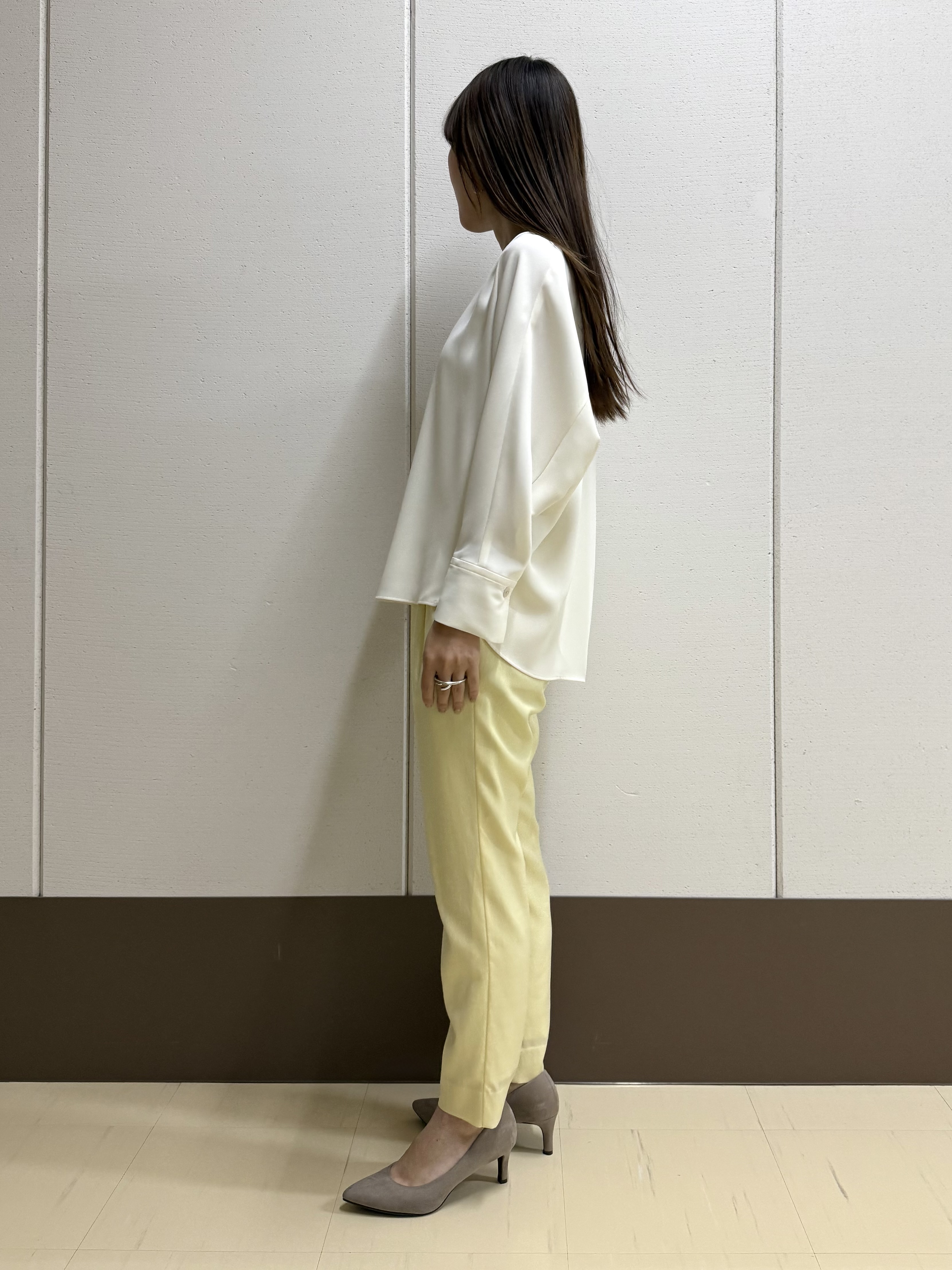 mamiさんの「INDIVI｜【洗える／UVケア／マットサテン】Vネックドルマンスリーブブラウス」を使ったコーディネート