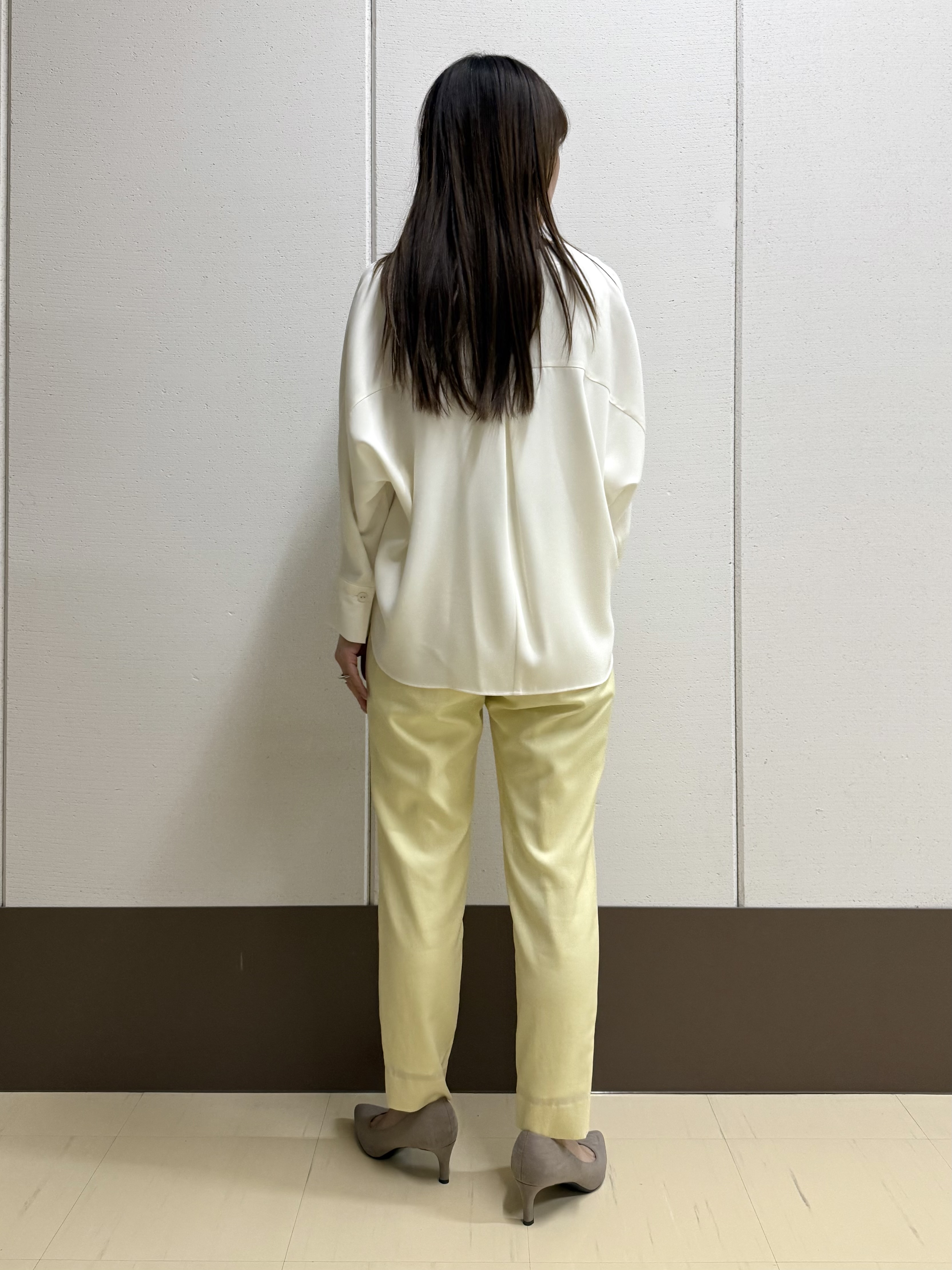 mamiさんの「INDIVI｜【洗える／UVケア／マットサテン】Vネックドルマンスリーブブラウス」を使ったコーディネート