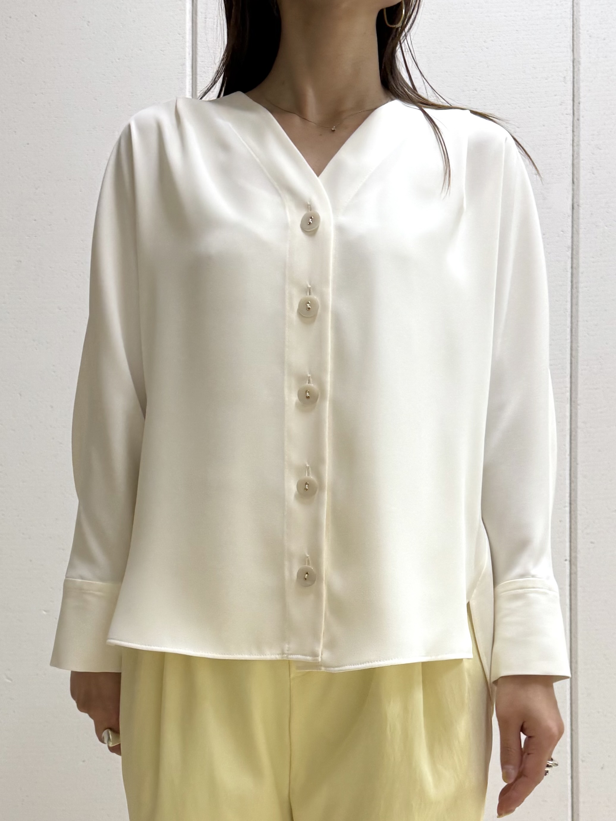 mamiさんの「INDIVI｜【洗える／UVケア／マットサテン】Vネックドルマンスリーブブラウス」を使ったコーディネート
