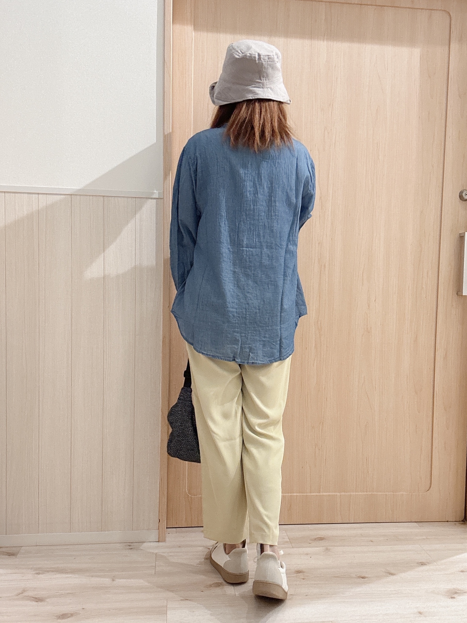 モカさんの「SHOO･LA･RUE｜【綿100%/UV/S-LL/体型カバー】優しく透ける 柔らかシアーデニムシャツ」を使ったコーディネート