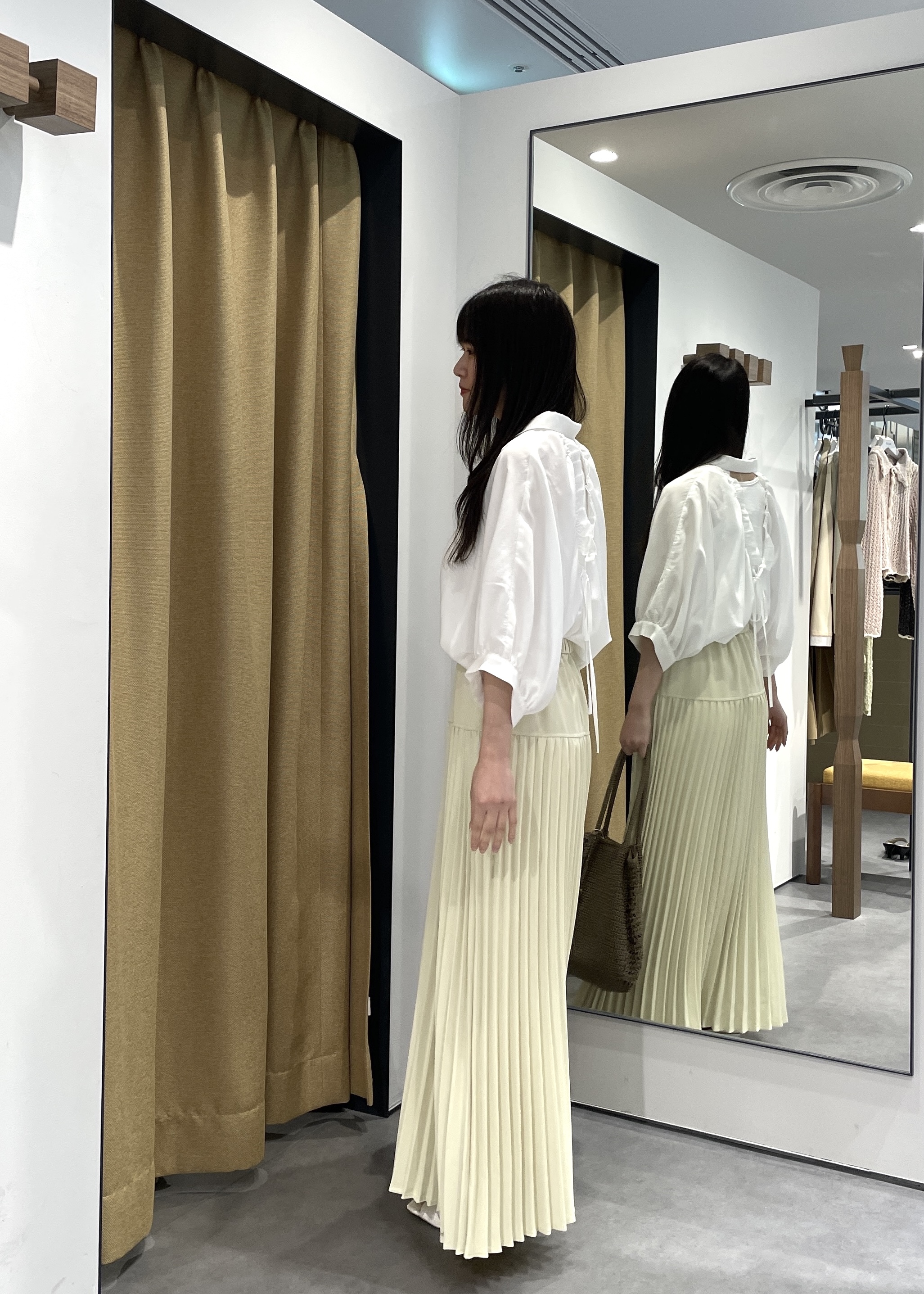 Renoさんの「INDIVI｜バックドロストブラウス」を使ったコーディネート