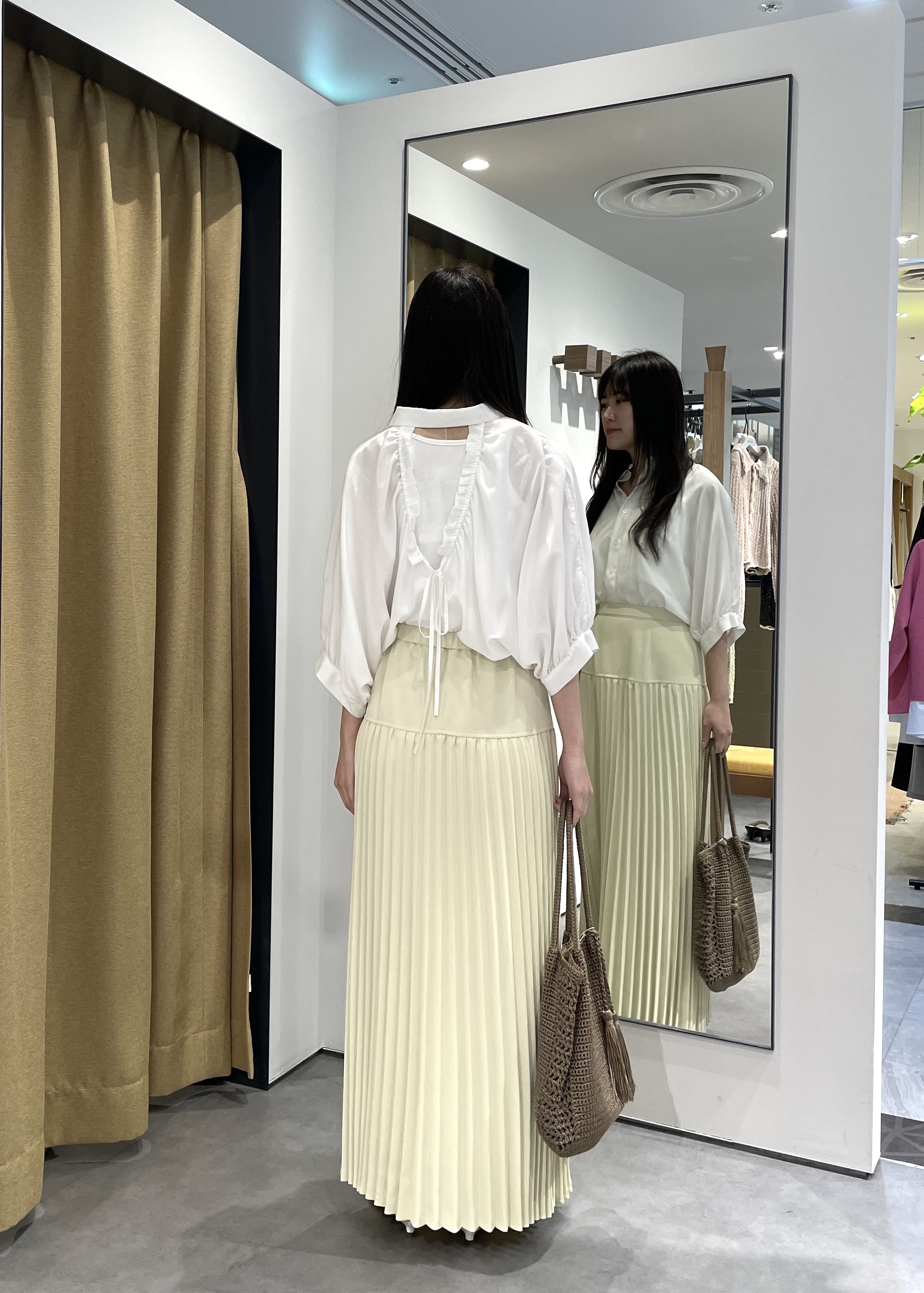 Renoさんの「INDIVI｜バックドロストブラウス」を使ったコーディネート