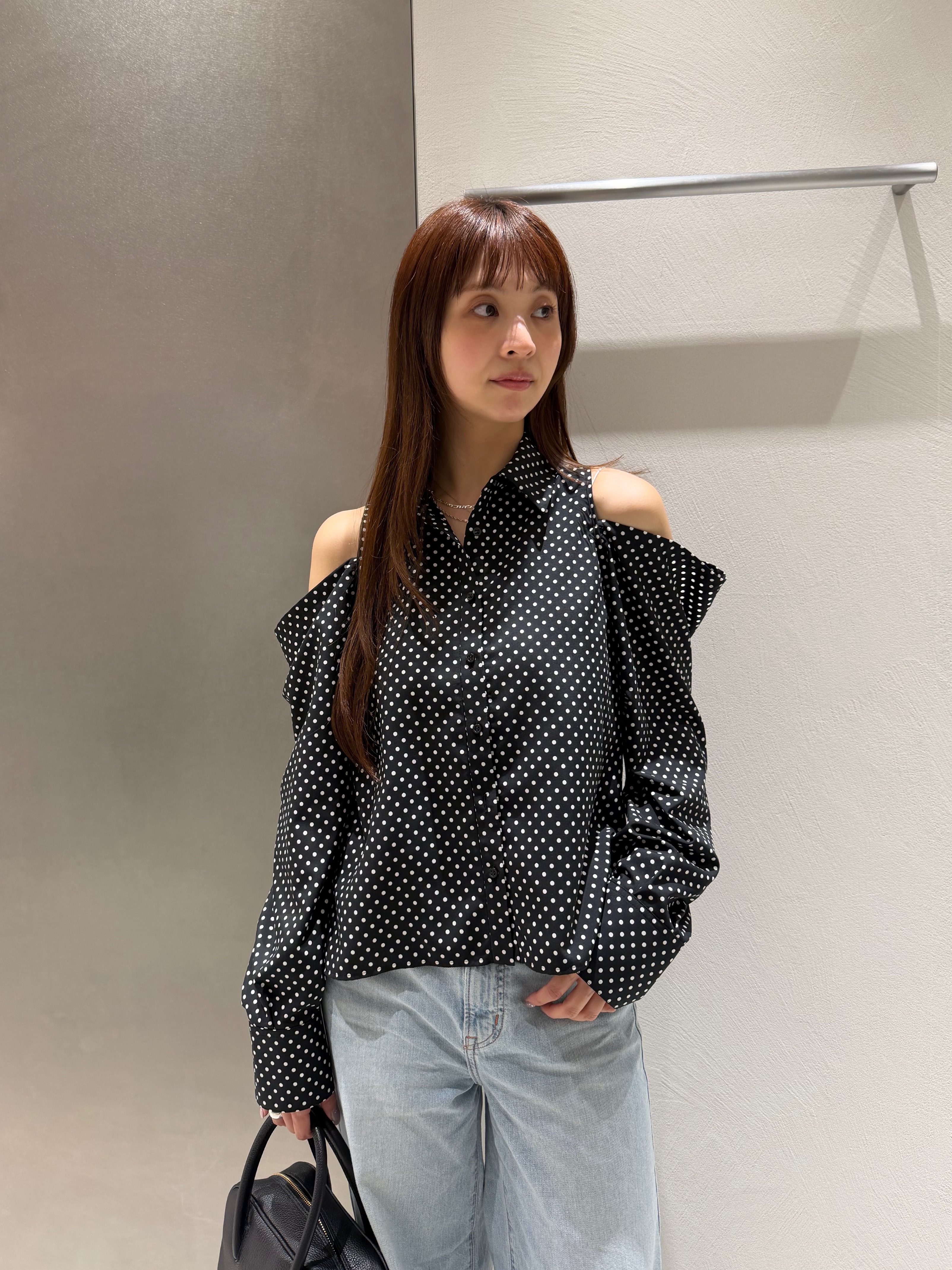 kanamiさんの「CODE A｜dots open shoulder shirts」を使ったコーディネート