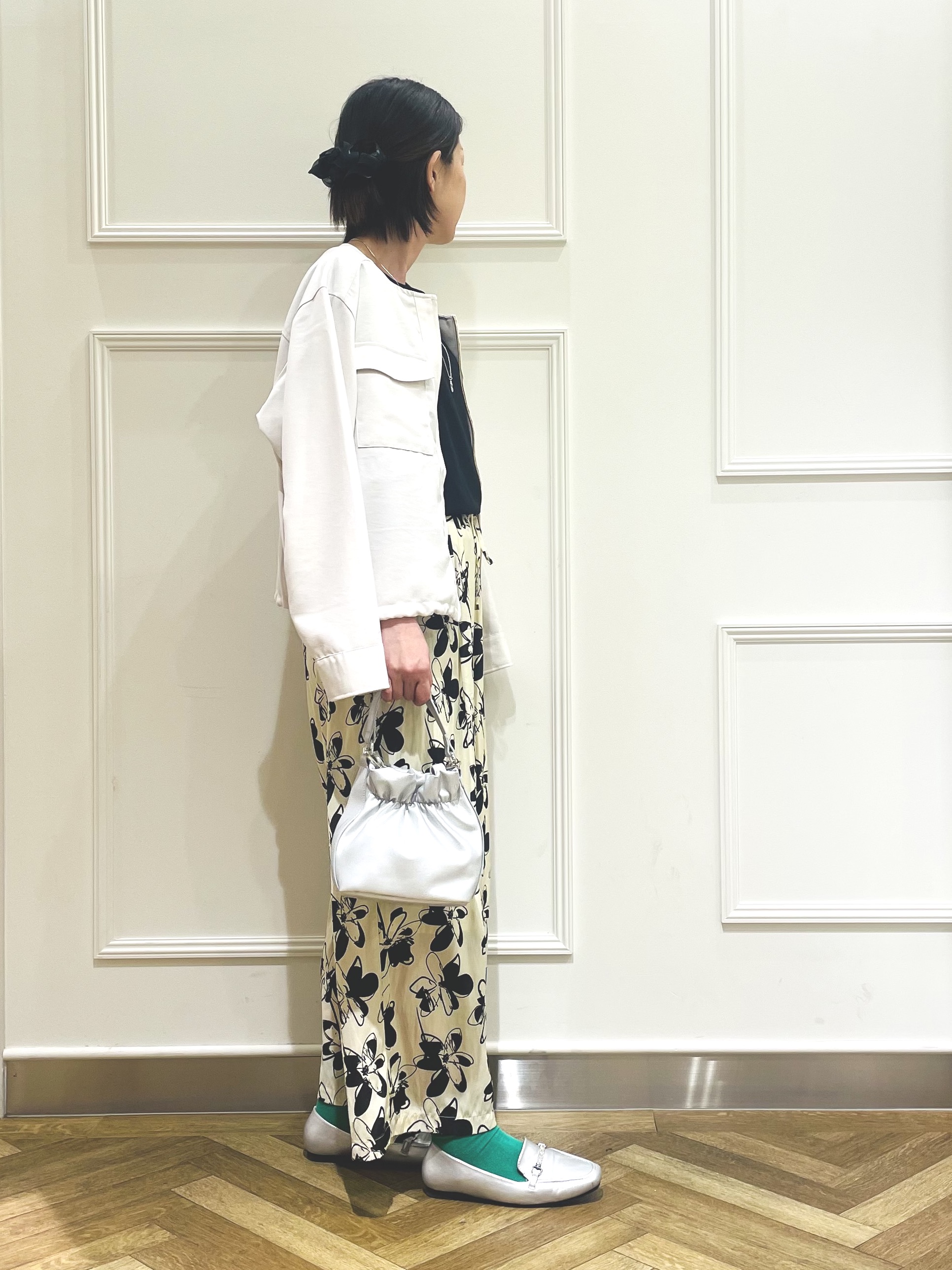 SOさんの「SHOO･LA･RUE｜【S-LL】サッと羽織れてきれい見え　フラップポケット ノーカラーブルゾン」を使ったコーディネート