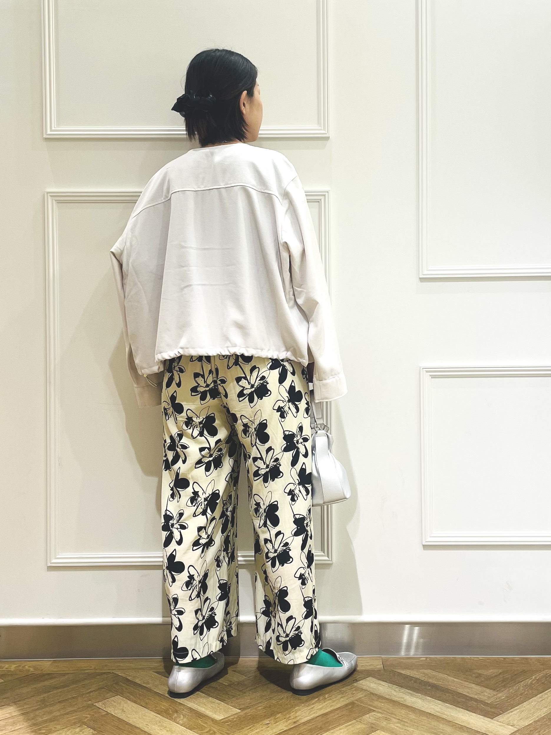SOさんの「SHOO･LA･RUE｜【S-LL】サッと羽織れてきれい見え　フラップポケット ノーカラーブルゾン」を使ったコーディネート