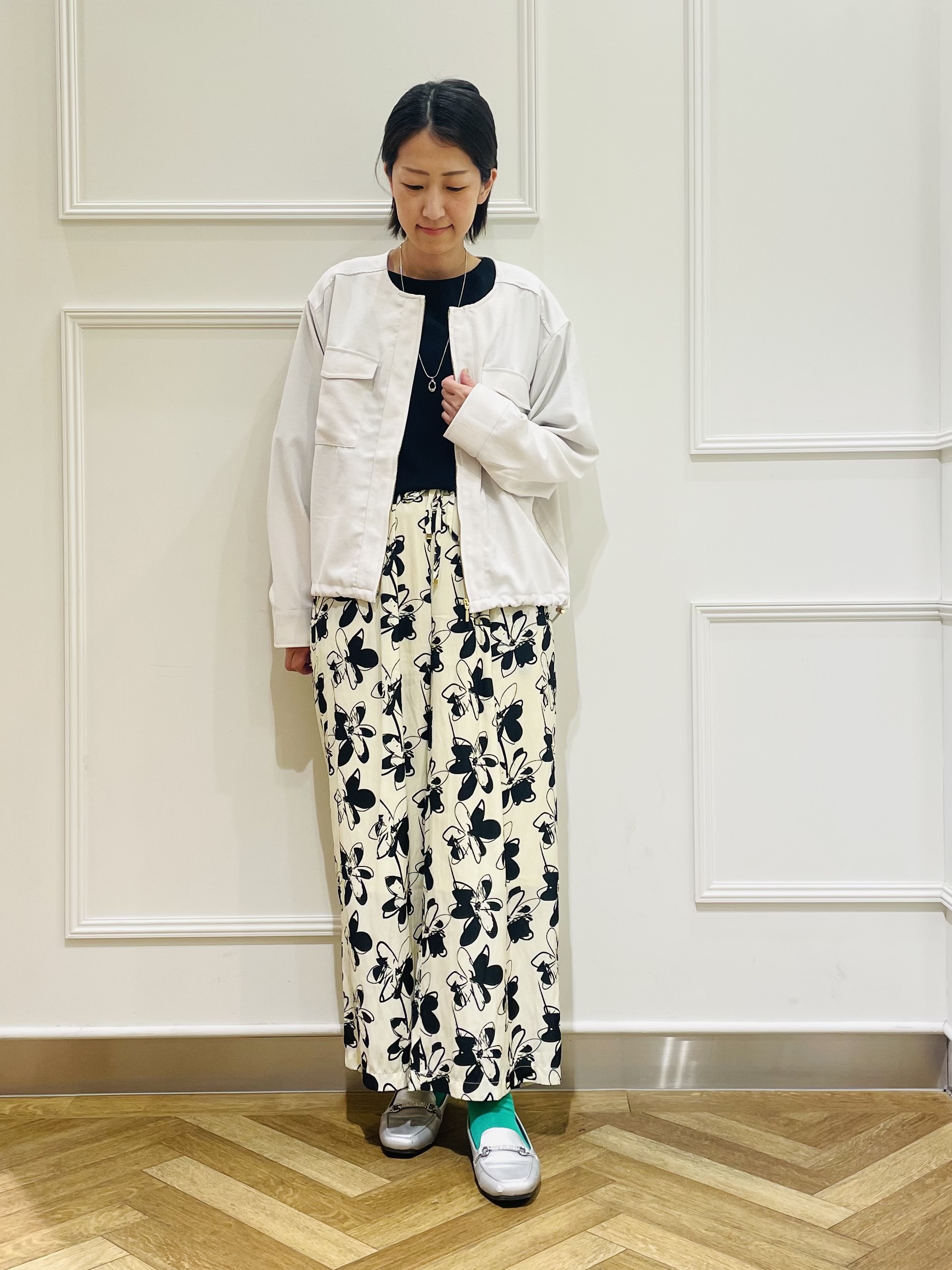 SOさんの「SHOO･LA･RUE｜【S-LL】サッと羽織れてきれい見え　フラップポケット ノーカラーブルゾン」を使ったコーディネート
