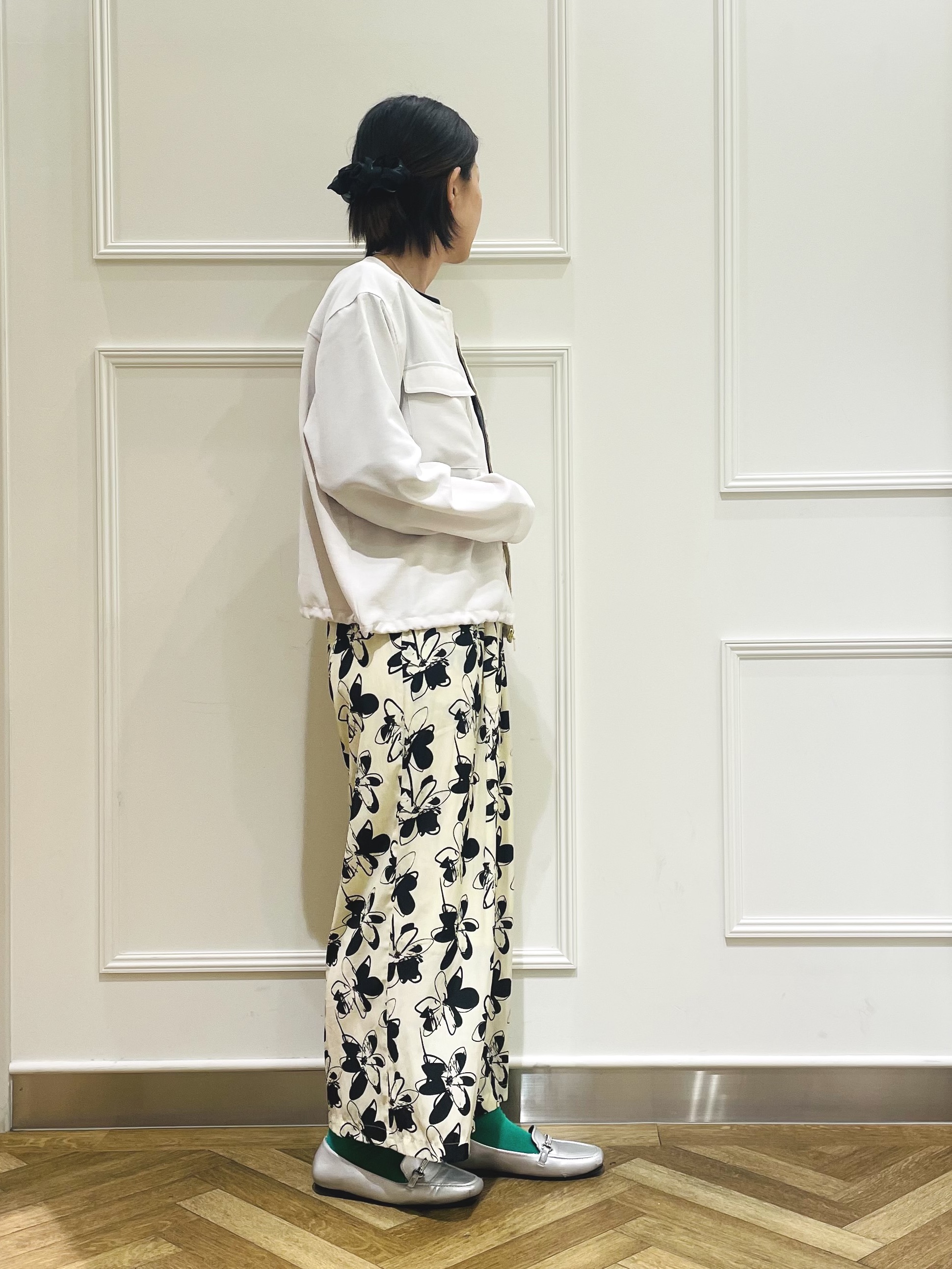 SOさんの「SHOO･LA･RUE｜【S-LL】サッと羽織れてきれい見え　フラップポケット ノーカラーブルゾン」を使ったコーディネート