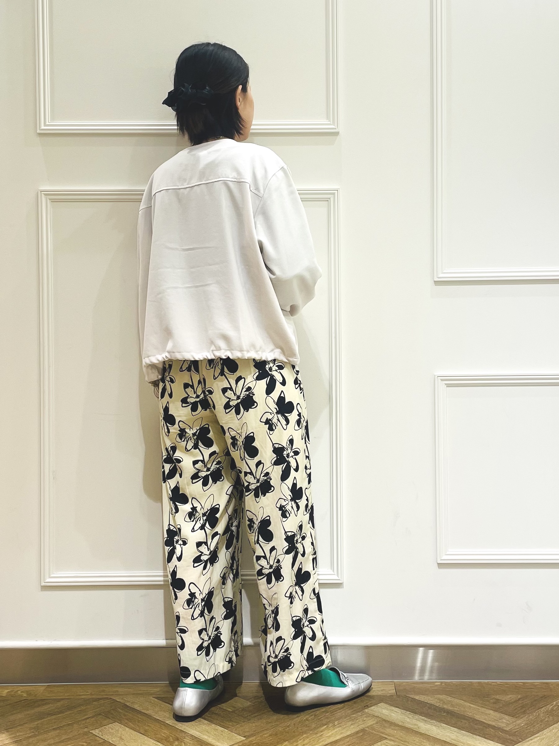 SOさんの「SHOO･LA･RUE｜【S-LL】サッと羽織れてきれい見え　フラップポケット ノーカラーブルゾン」を使ったコーディネート