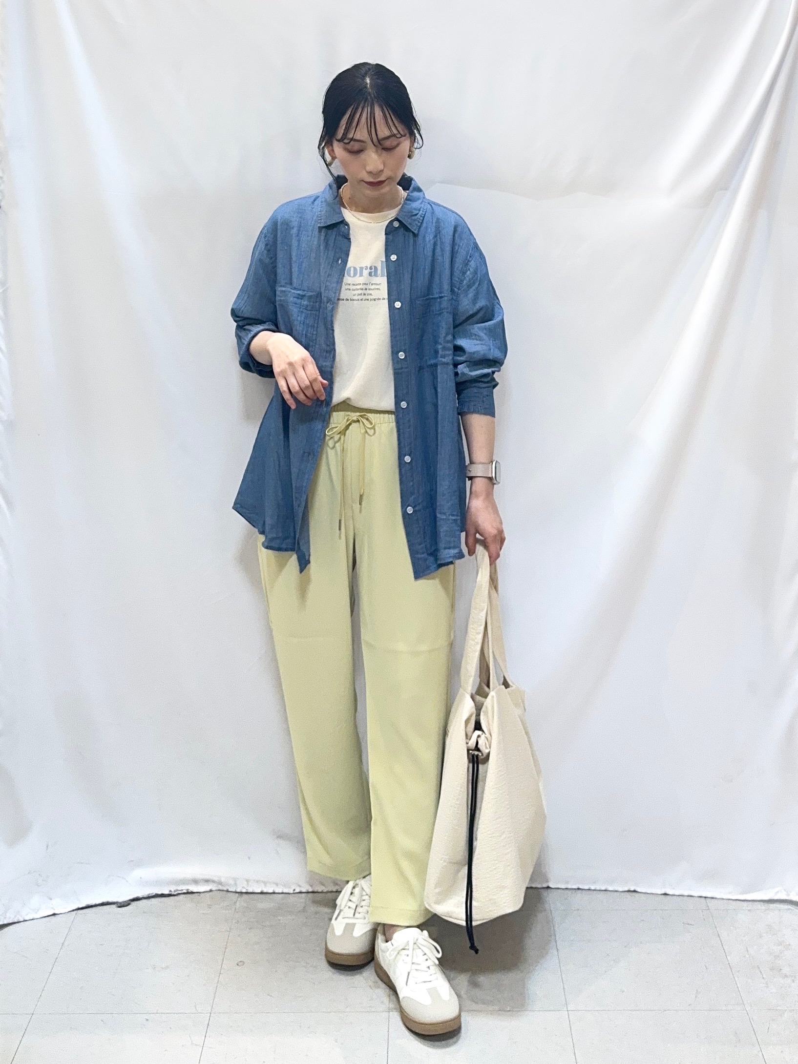 𝐇𝐢𝐫𝐨𝐦𝐢さんの「SHOO･LA･RUE｜【綿100%/UV/S-LL/体型カバー】優しく透ける 柔らかシアーデニムシャツ」を使ったコーディネート