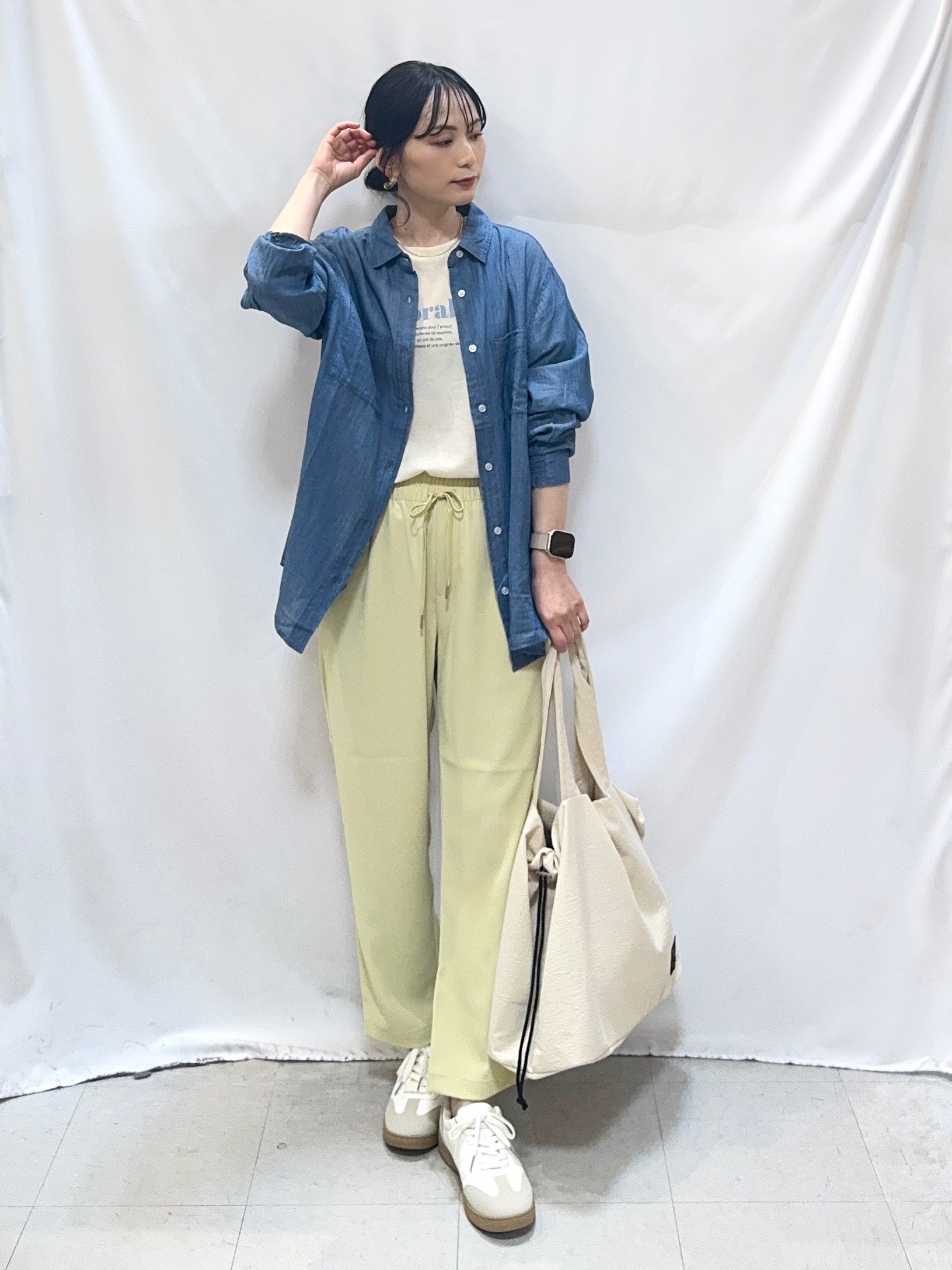 𝐇𝐢𝐫𝐨𝐦𝐢さんの「SHOO･LA･RUE｜【綿100%/UV/S-LL/体型カバー】優しく透ける 柔らかシアーデニムシャツ」を使ったコーディネート