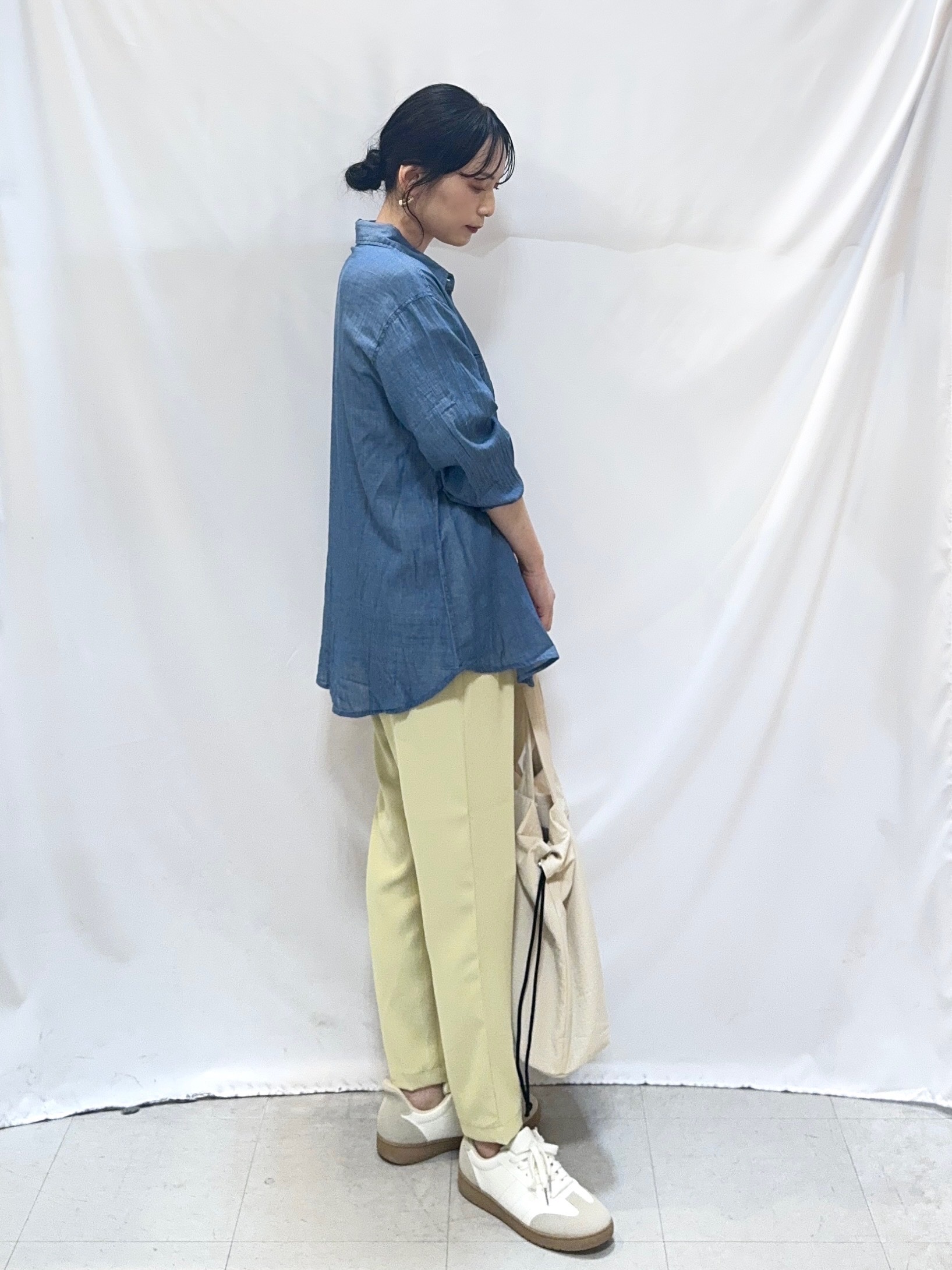 𝐇𝐢𝐫𝐨𝐦𝐢さんの「SHOO･LA･RUE｜【綿100%/UV/S-LL/体型カバー】優しく透ける 柔らかシアーデニムシャツ」を使ったコーディネート
