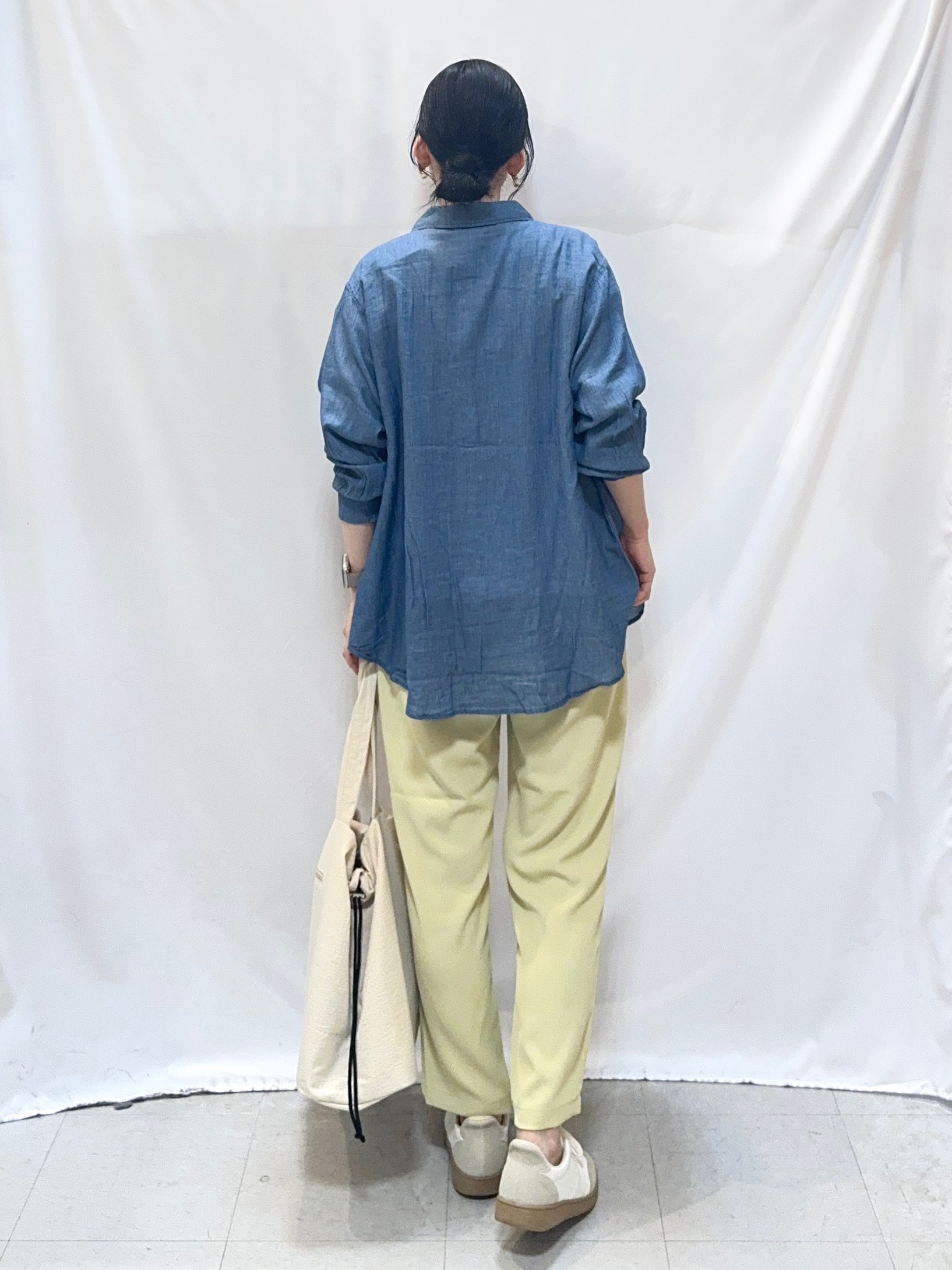 𝐇𝐢𝐫𝐨𝐦𝐢さんの「SHOO･LA･RUE｜【綿100%/UV/S-LL/体型カバー】優しく透ける 柔らかシアーデニムシャツ」を使ったコーディネート