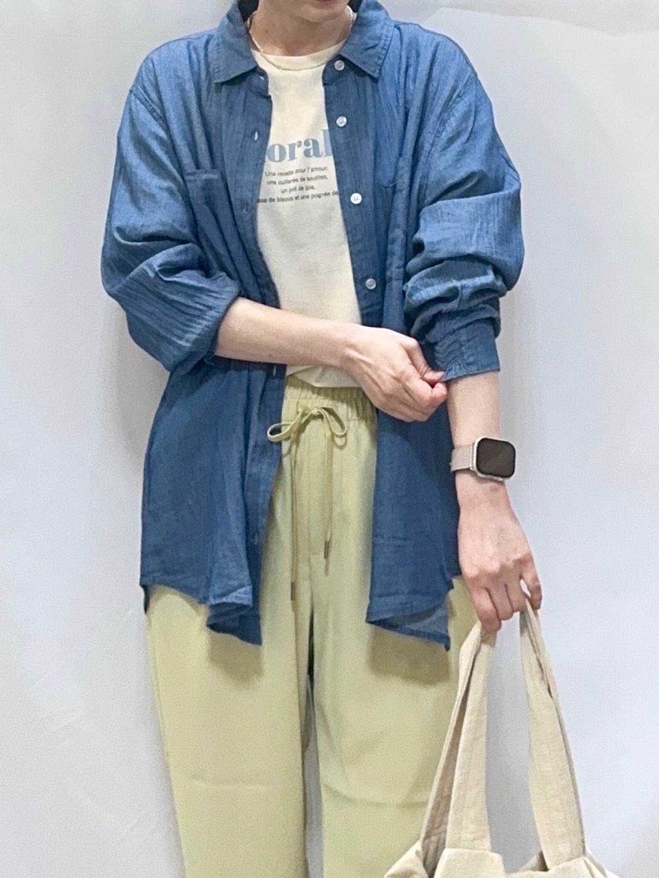 𝐇𝐢𝐫𝐨𝐦𝐢さんの「SHOO･LA･RUE｜【綿100%/UV/S-LL/体型カバー】優しく透ける 柔らかシアーデニムシャツ」を使ったコーディネート