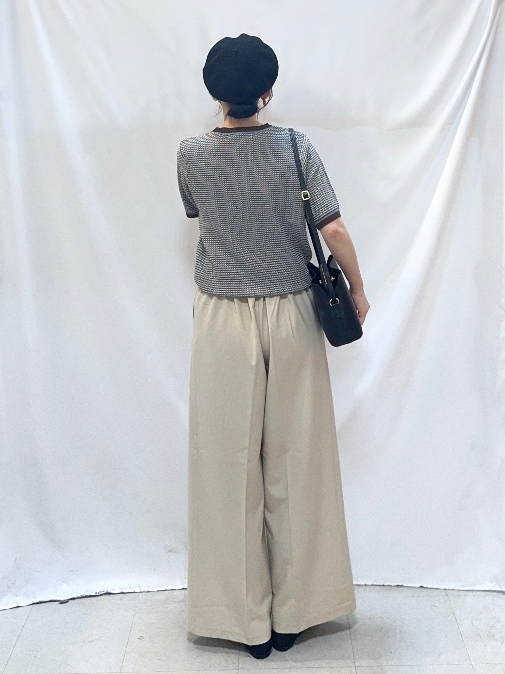 𝐇𝐢𝐫𝐨𝐦𝐢さんの「SHOO･LA･RUE｜【洗濯機可/S-LL】金ボタンが上品 カノコ編み配色クルーネックニット」を使ったコーディネート