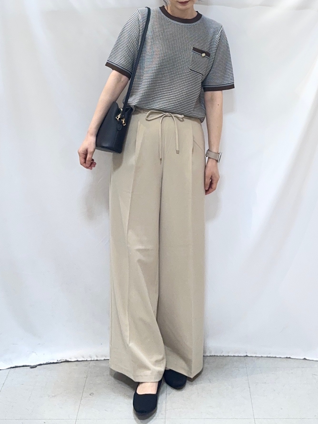 𝐇𝐢𝐫𝐨𝐦𝐢さんの「SHOO･LA･RUE｜【洗濯機可/S-LL】金ボタンが上品 カノコ編み配色クルーネックニット」を使ったコーディネート