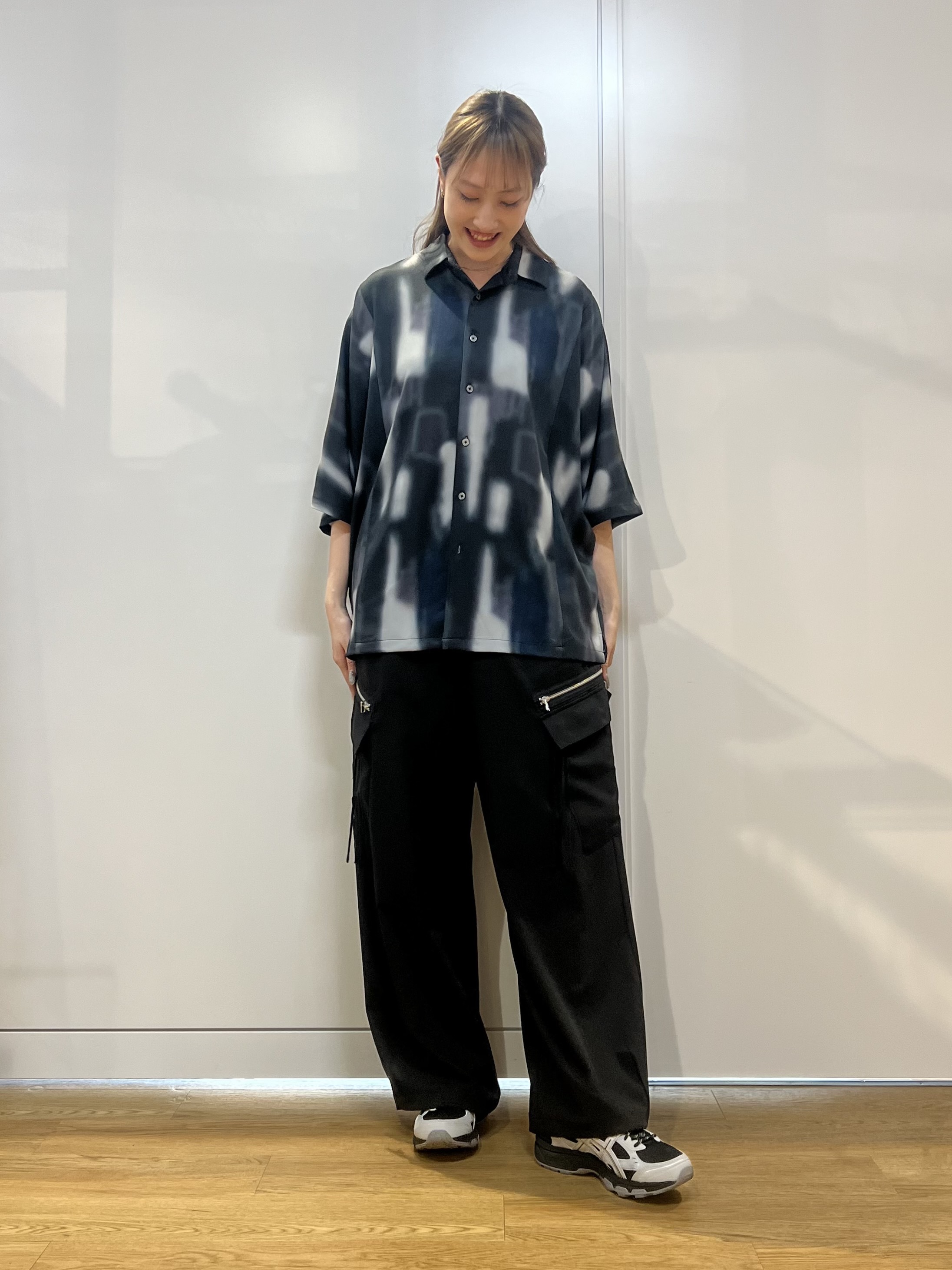 mさんの「tk.TAKEO KIKUCHI｜【今、売れています。】アブストラクトドルマンとろみシャツ/さらっとタッチ/ドレープ/美シルエット/総」を使ったコーディネート