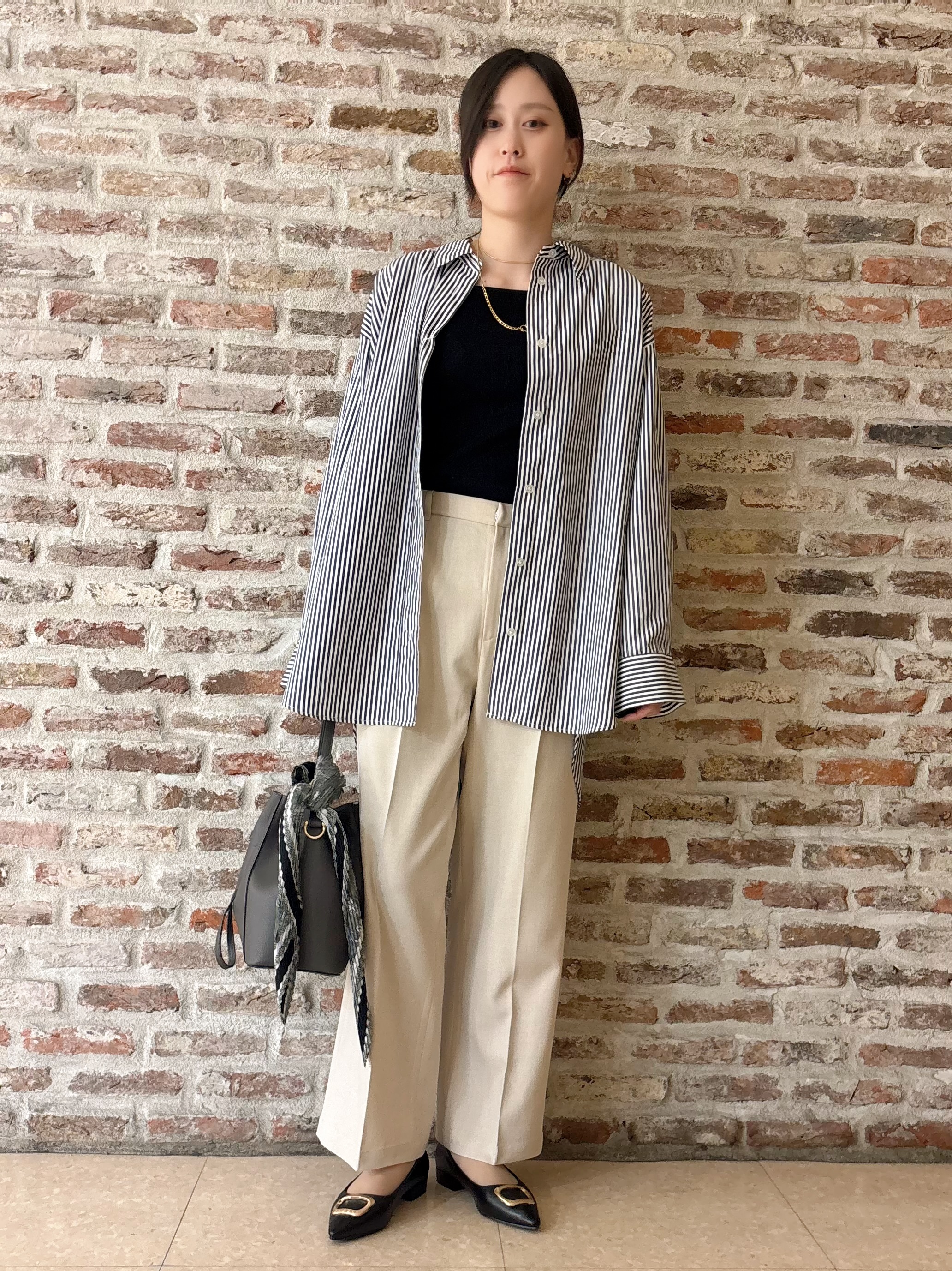 しばさんの「THE SHOP TK｜ゆったりシルエットで体型カバー ロングシャツ」を使ったコーディネート