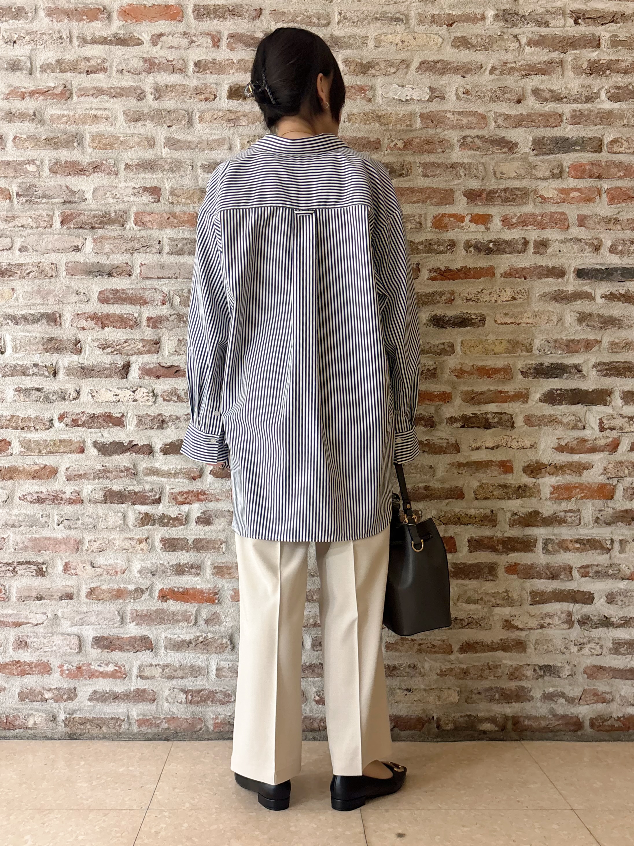 しばさんの「THE SHOP TK｜ゆったりシルエットで体型カバー ロングシャツ」を使ったコーディネート