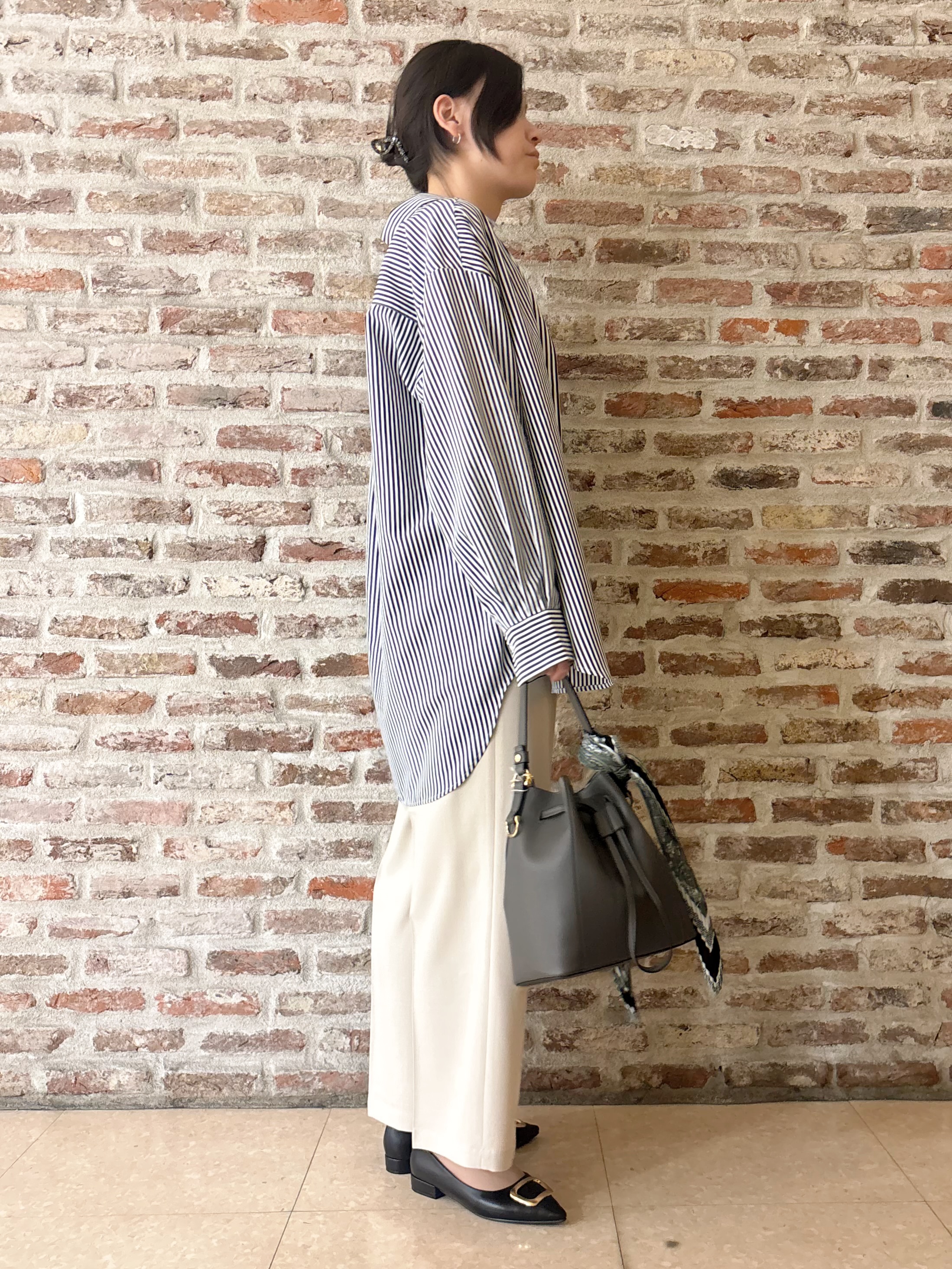 しばさんの「THE SHOP TK｜ゆったりシルエットで体型カバー ロングシャツ」を使ったコーディネート