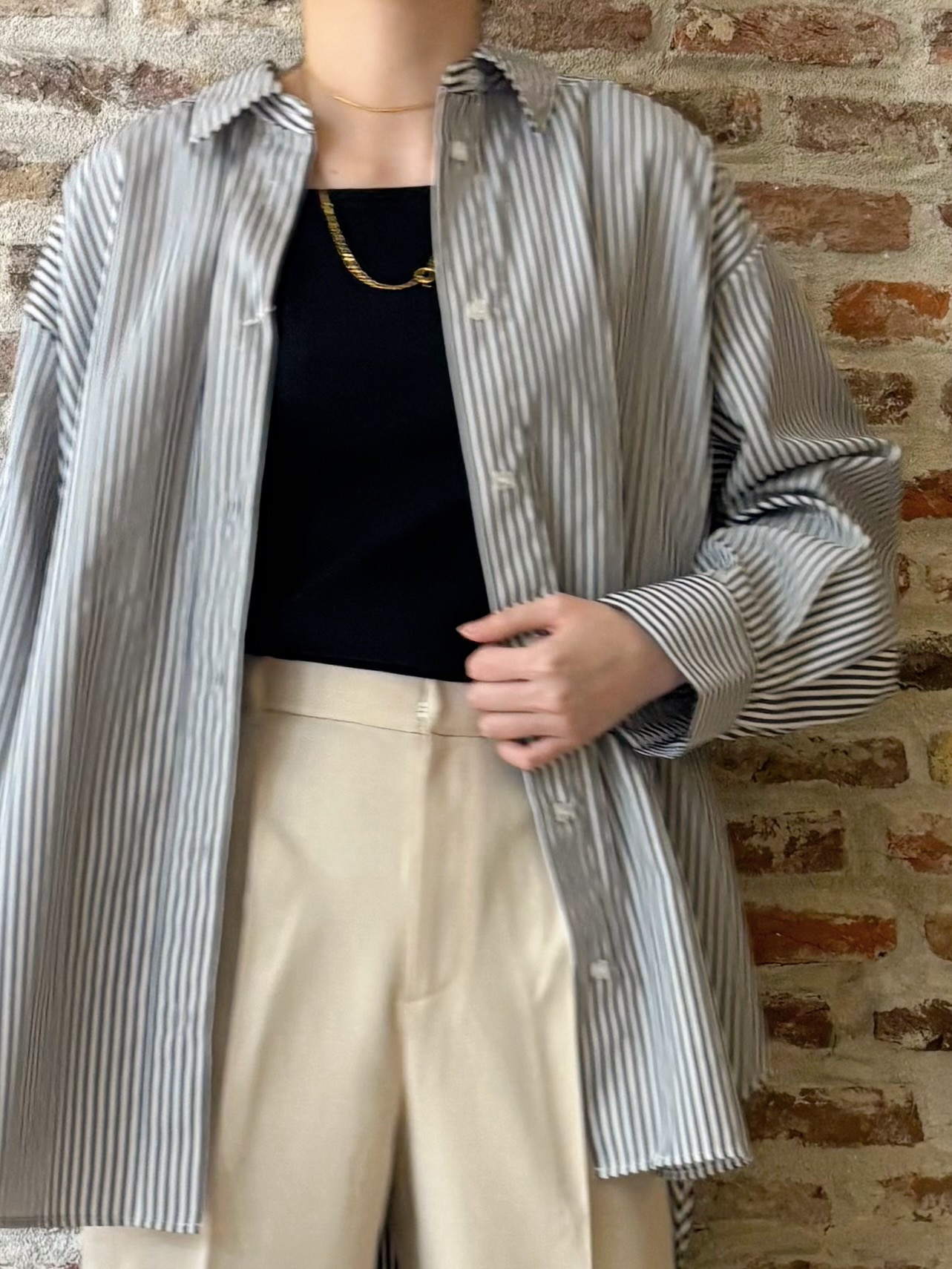 しばさんの「THE SHOP TK｜ゆったりシルエットで体型カバー ロングシャツ」を使ったコーディネート