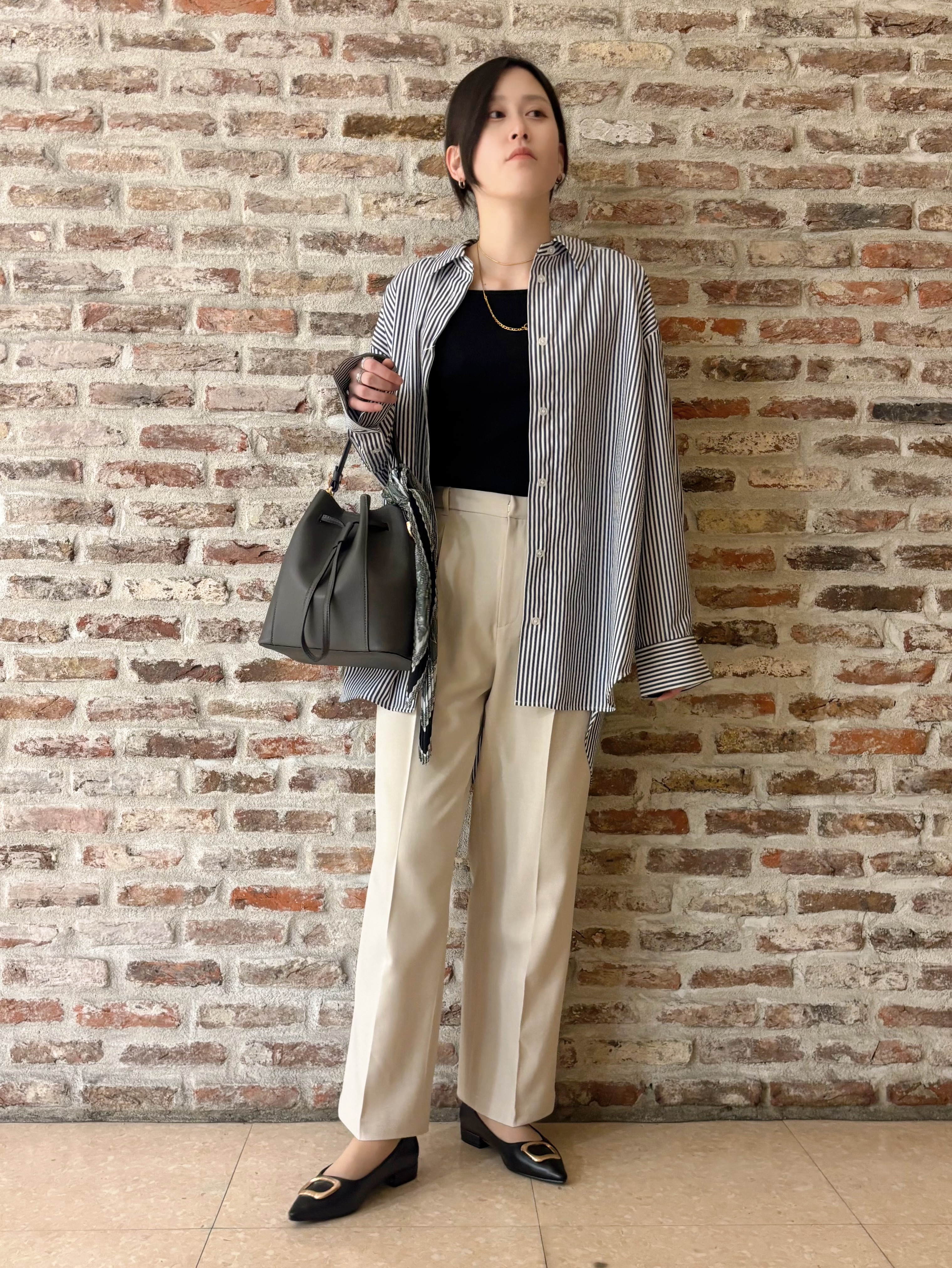 しばさんの「THE SHOP TK｜ゆったりシルエットで体型カバー ロングシャツ」を使ったコーディネート