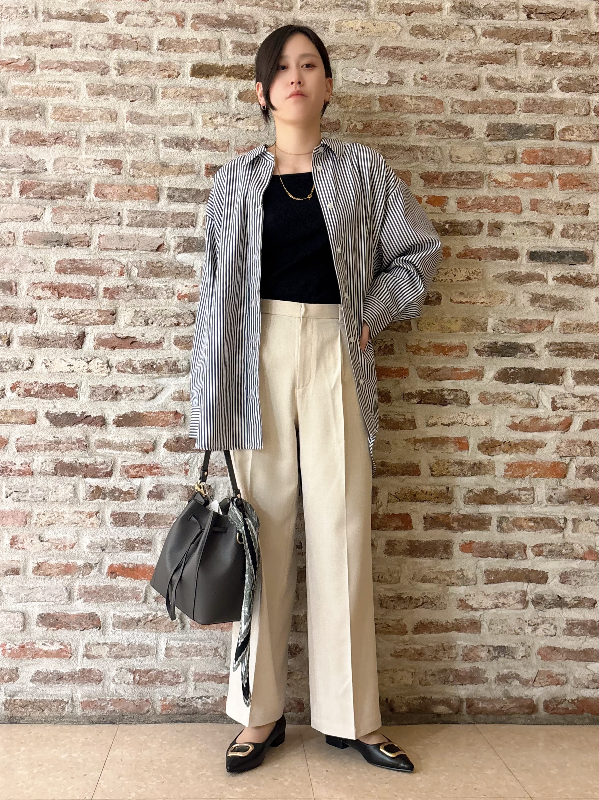 しばさんの「THE SHOP TK｜ゆったりシルエットで体型カバー ロングシャツ」を使ったコーディネート
