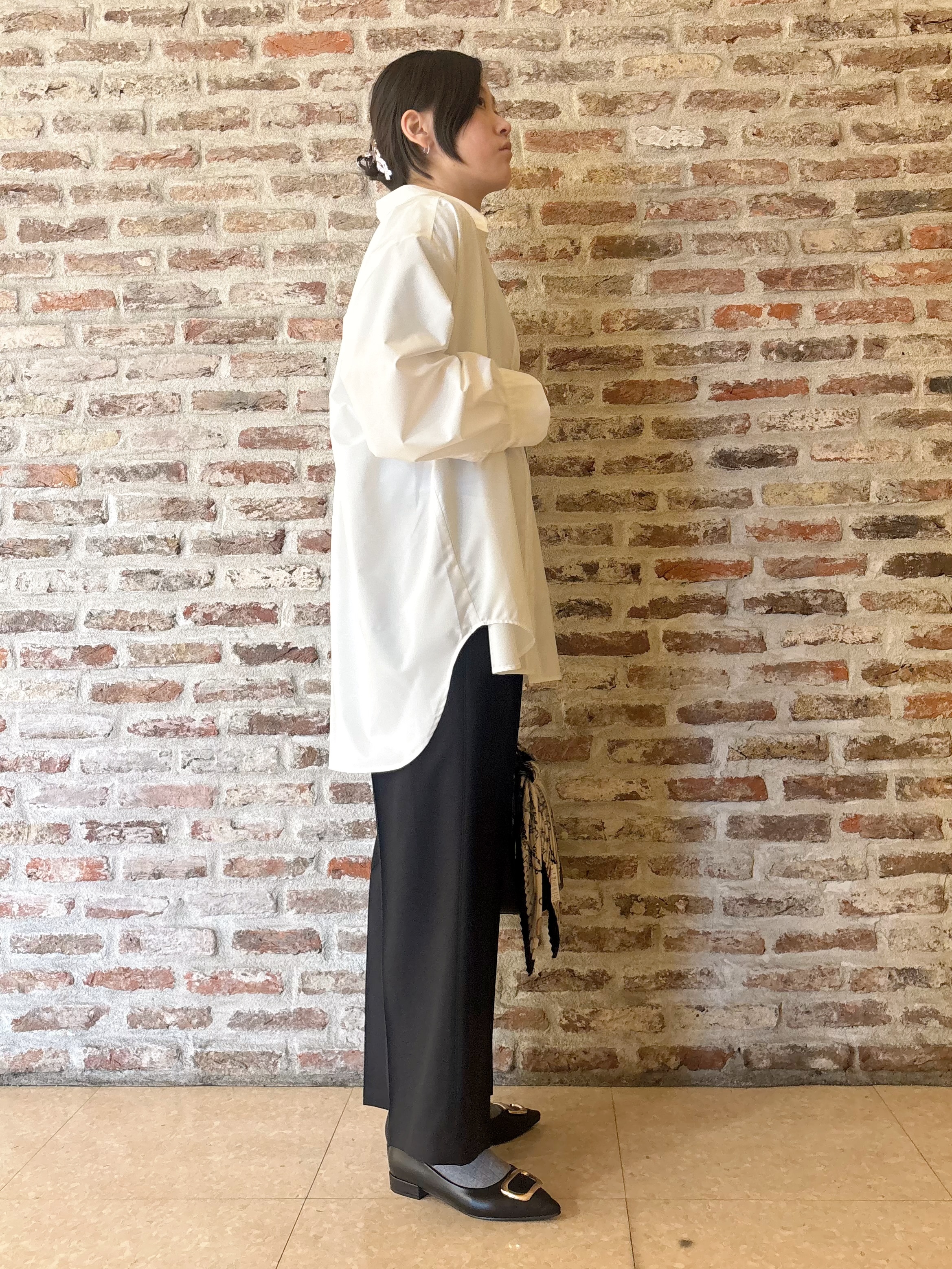 しばさんの「THE SHOP TK｜ゆったりシルエットで体型カバー ロングシャツ」を使ったコーディネート