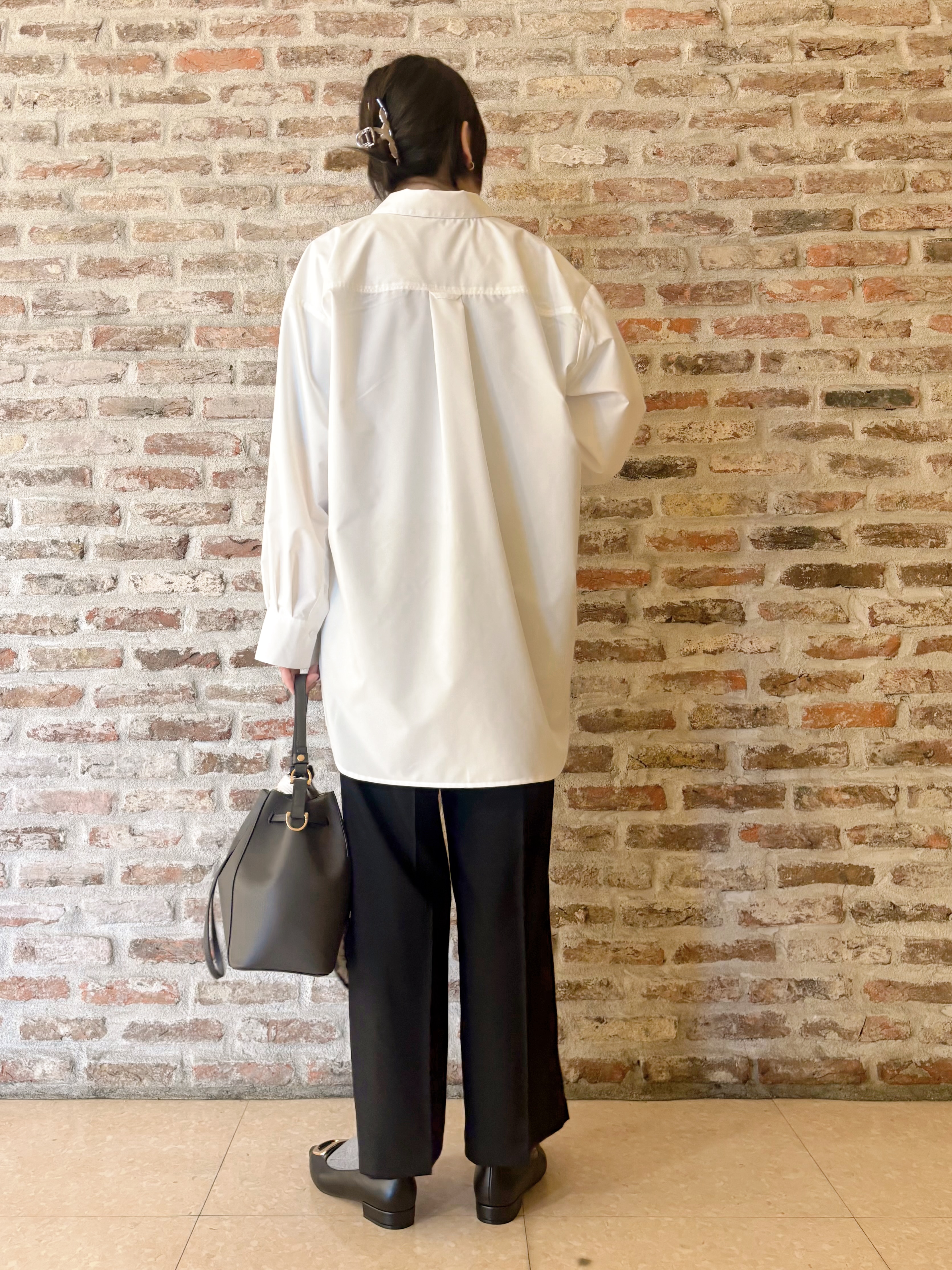 しばさんの「THE SHOP TK｜ゆったりシルエットで体型カバー ロングシャツ」を使ったコーディネート