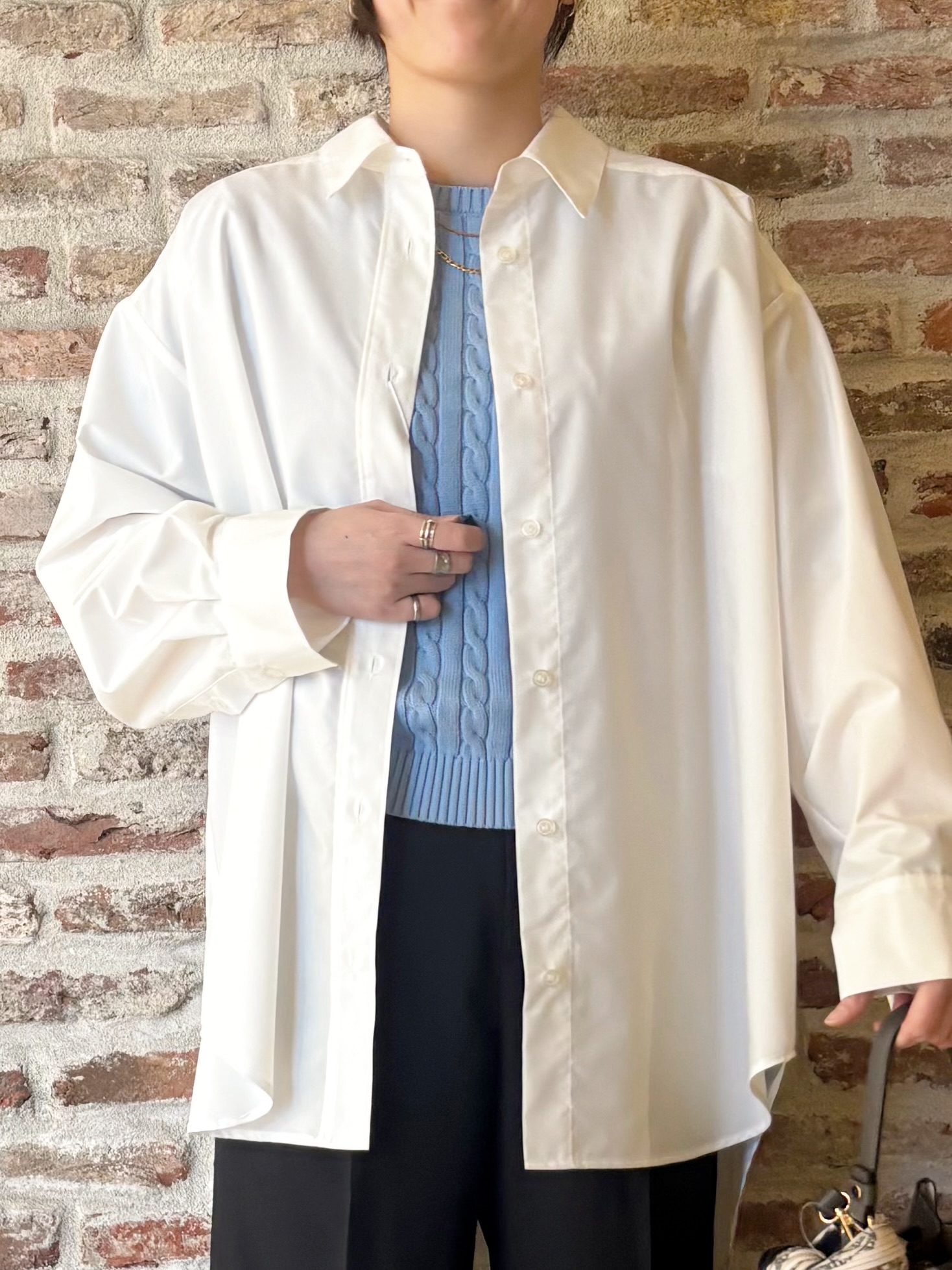 しばさんの「THE SHOP TK｜ゆったりシルエットで体型カバー ロングシャツ」を使ったコーディネート