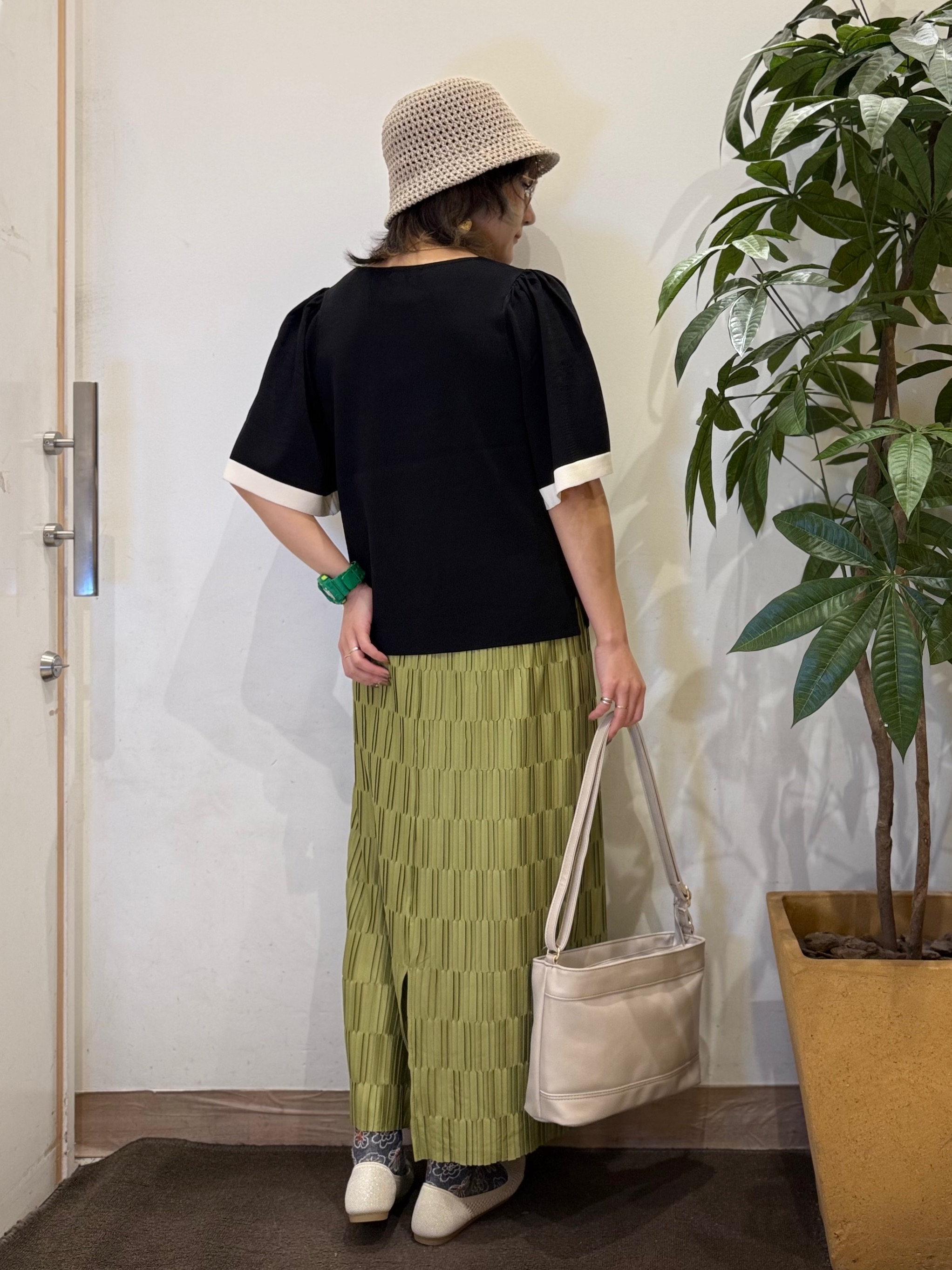 misakiさんの「SHOO･LA･RUE｜【毎日洗える/ひんやり/UV/S-LL】二の腕かくせる フレアスリーブひらり5分袖ニット」を使ったコーディネート