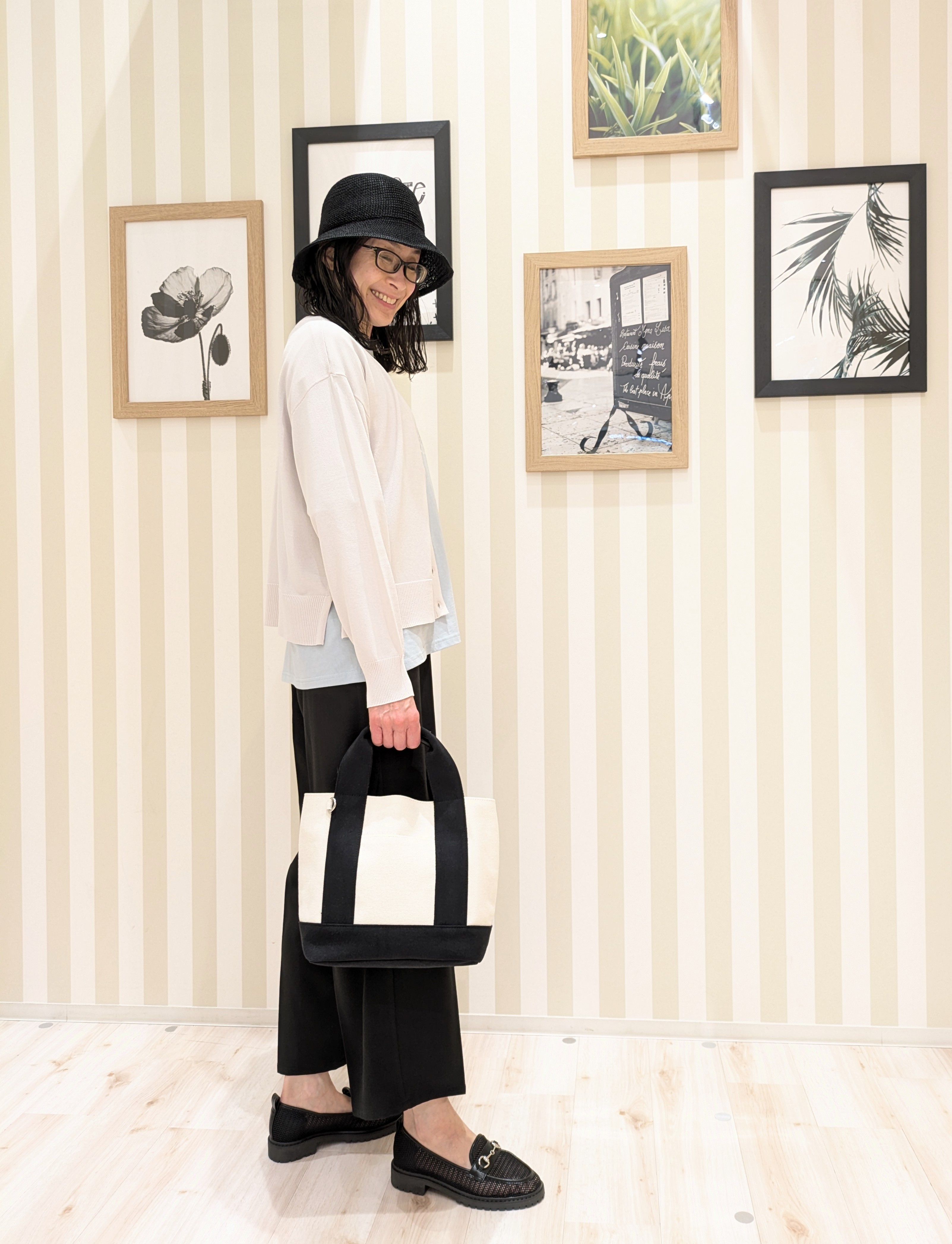Mikiさんの「SHOO･LA･RUE｜【洗濯機可/ひんやり/UV】さらっとしたタッチが心地よい ショート丈 Vネックカーディガン」を使ったコーディネート