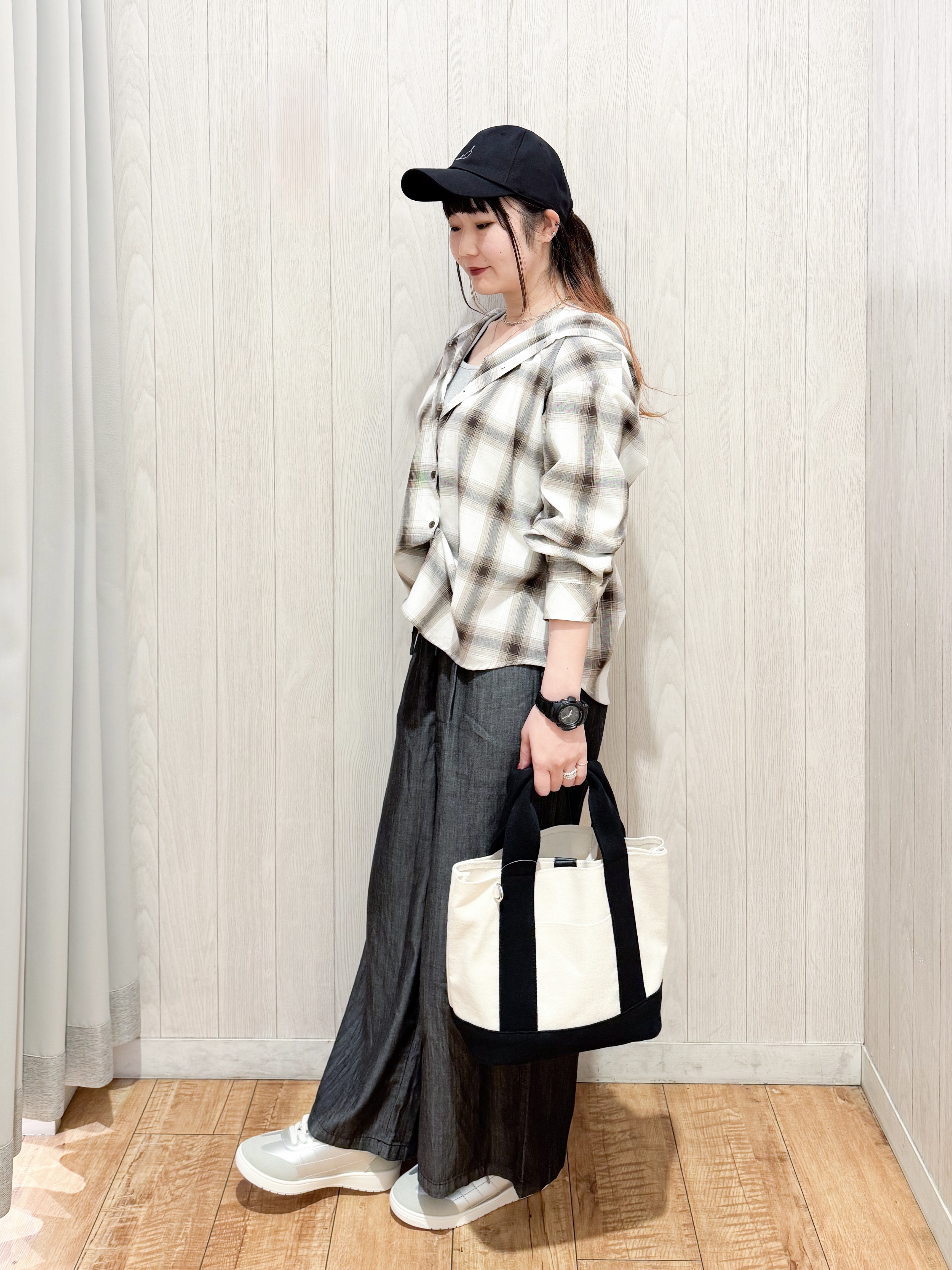 愛さんの「SHOO･LA･RUE｜【洗濯機可】涼しげで軽やかな チェックシャツパーカ」を使ったコーディネート