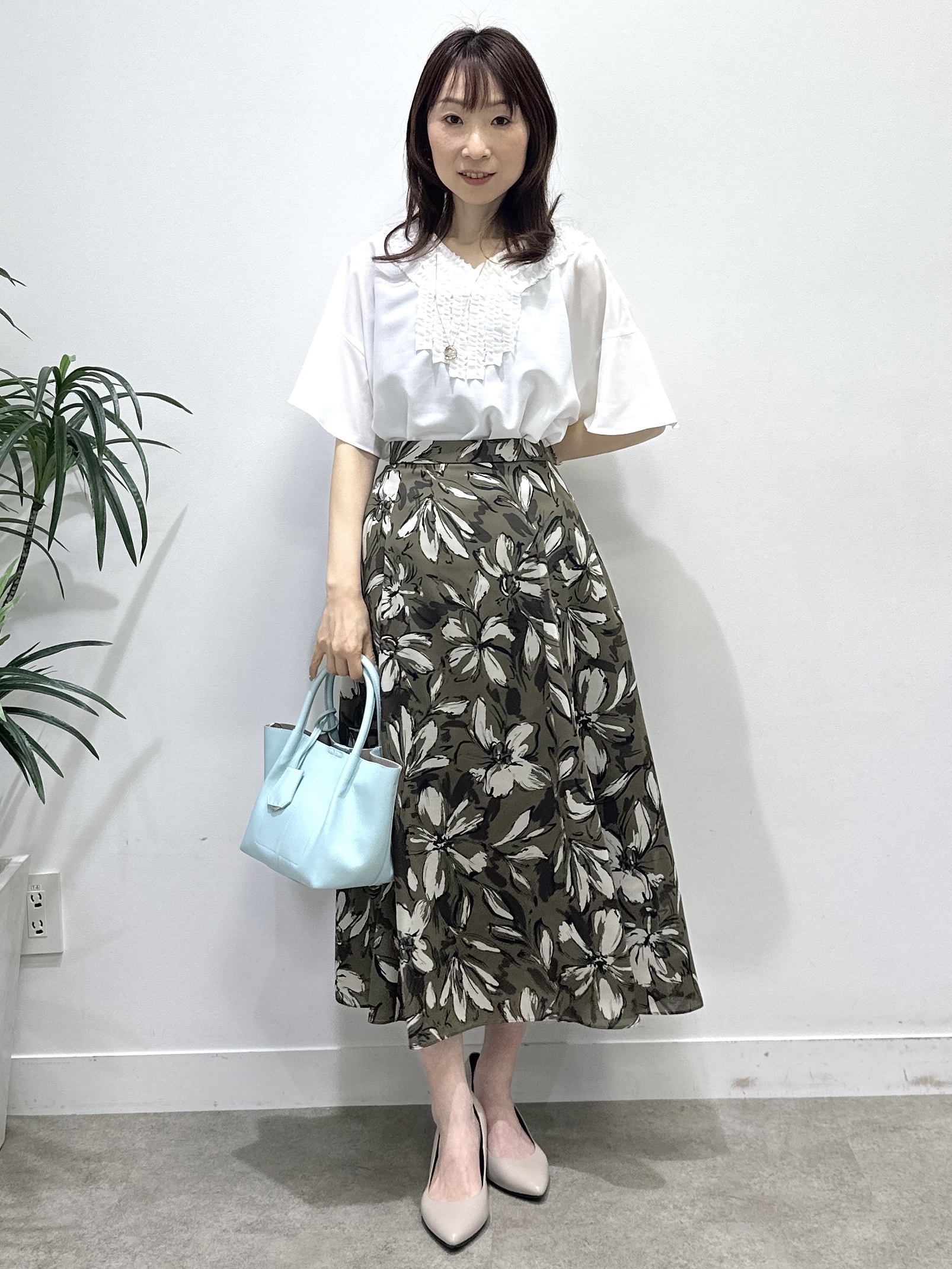 Miwaさんの「UNTITLED｜【接触冷感/通気性/洗える】Vネックフリルブラウス」を使ったコーディネート
