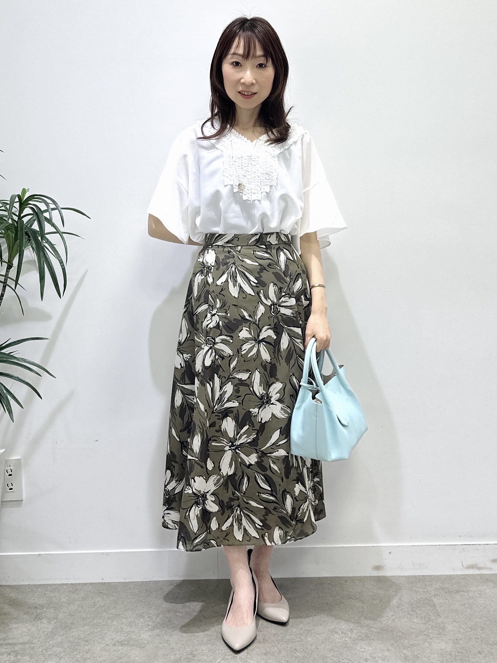 Miwaさんの「UNTITLED｜【接触冷感/通気性/洗える】Vネックフリルブラウス」を使ったコーディネート
