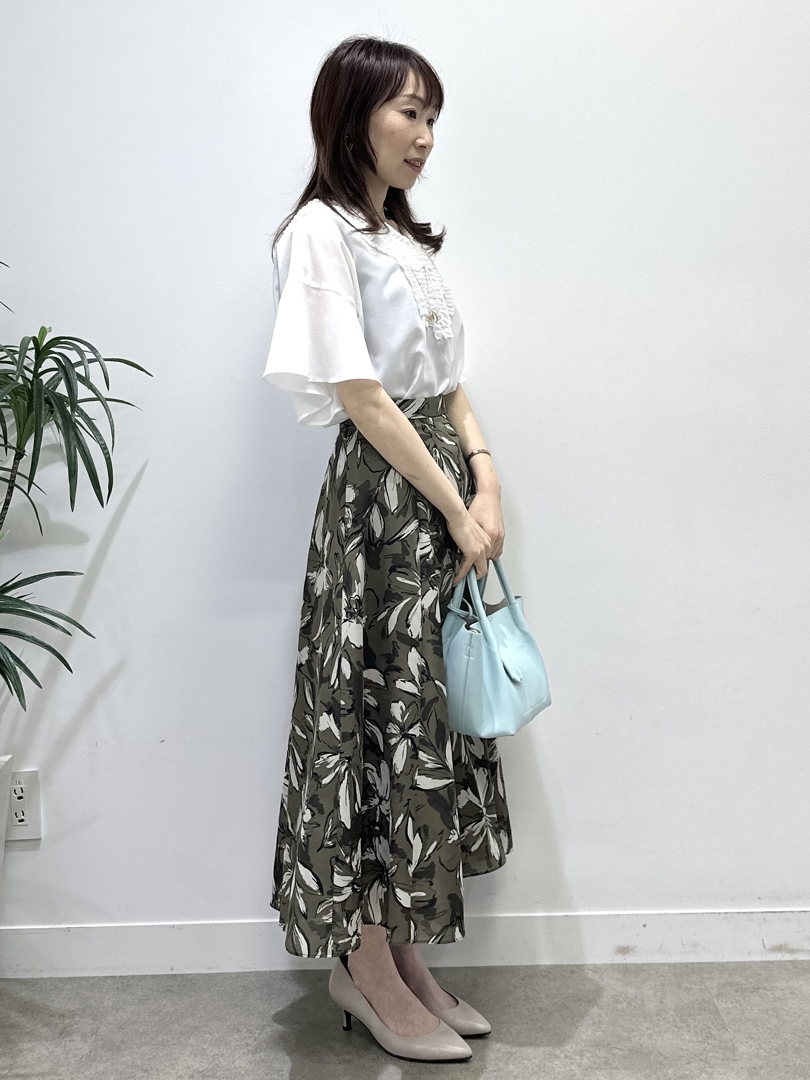 Miwaさんの「UNTITLED｜【接触冷感/通気性/洗える】Vネックフリルブラウス」を使ったコーディネート