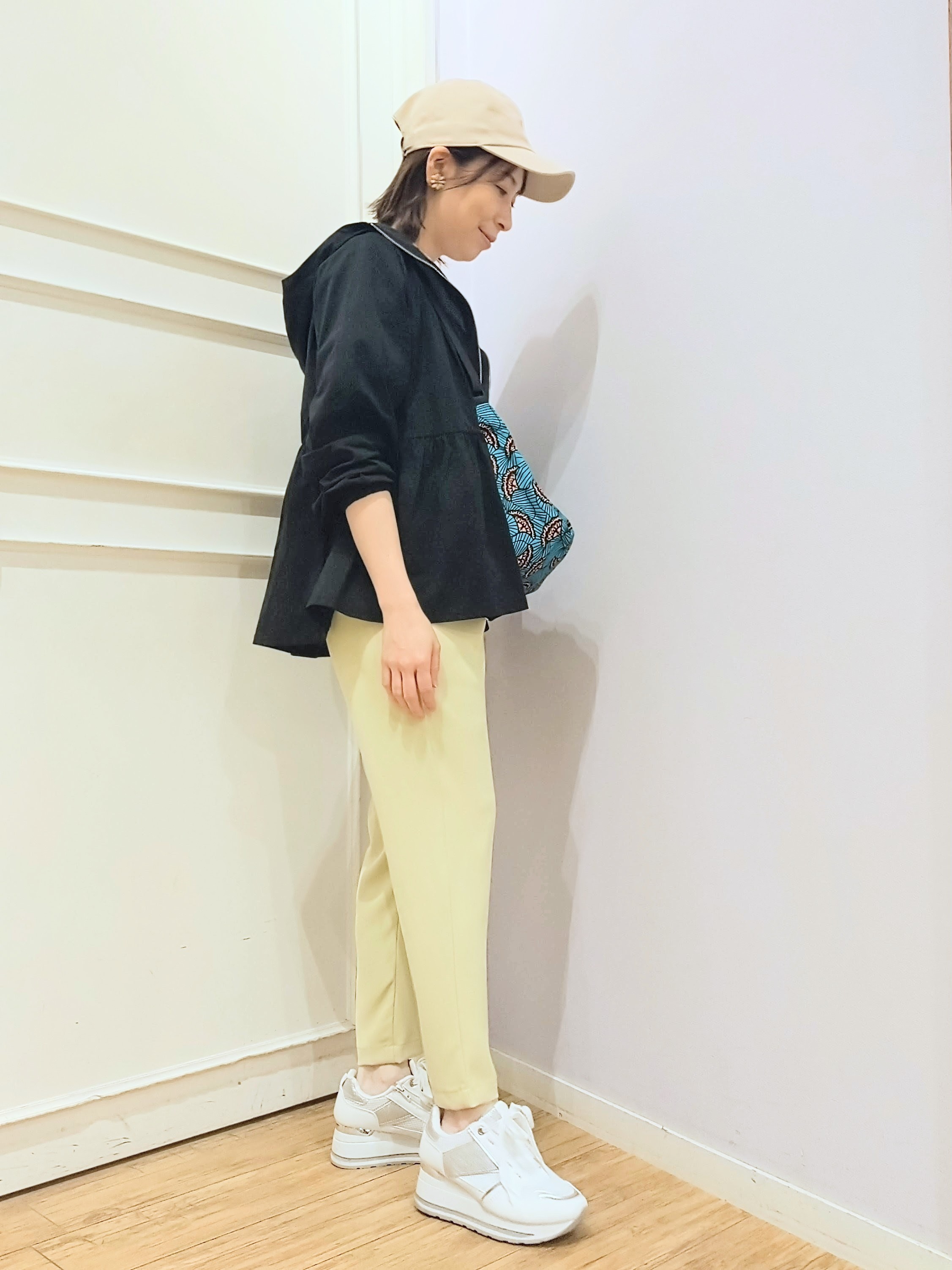 miomioさんの「SHOO･LA･RUE｜【ひんやり/S-LL/体型カバー】ペプラムフリルとゴールドパーツが女性らしい UVパーカ」を使ったコーディネート