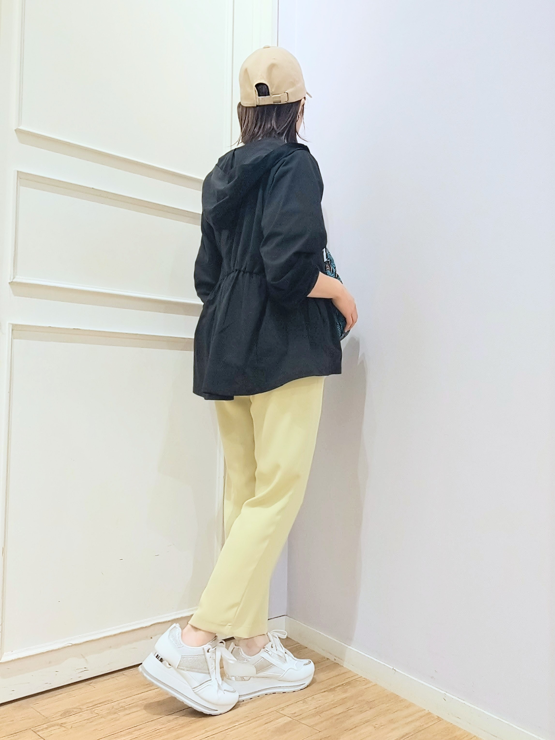 miomioさんの「SHOO･LA･RUE｜【ひんやり/S-LL/体型カバー】ペプラムフリルとゴールドパーツが女性らしい UVパーカ」を使ったコーディネート