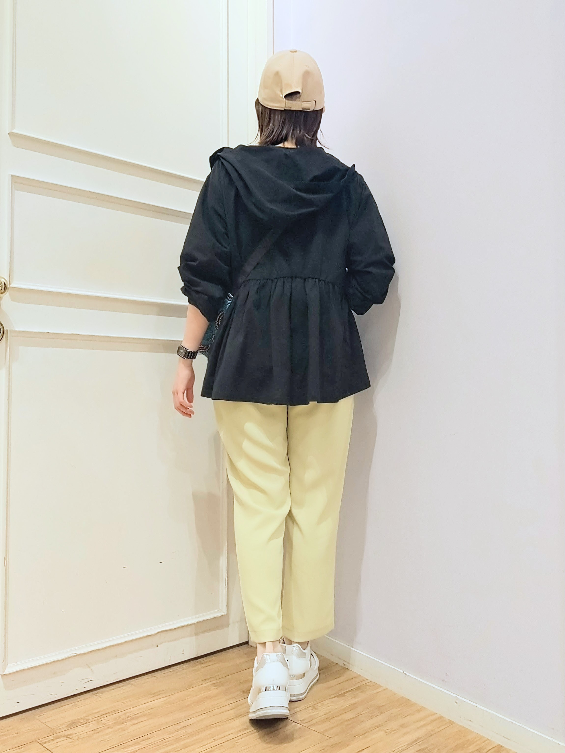 miomioさんの「SHOO･LA･RUE｜【ひんやり/S-LL/体型カバー】ペプラムフリルとゴールドパーツが女性らしい UVパーカ」を使ったコーディネート