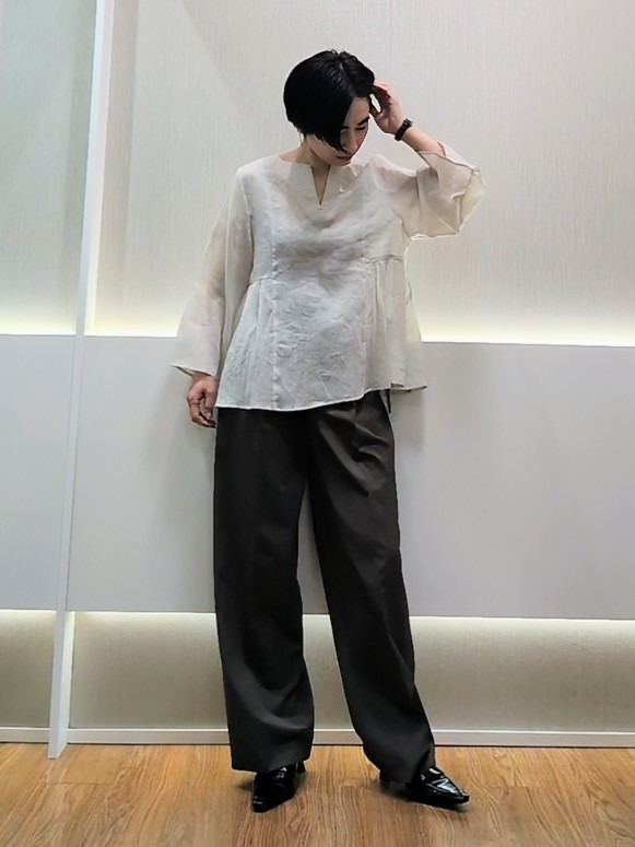 ミズタさんの「UNTITLED｜【接触冷感/麻混/洗える】ドライタッチキーネックブラウス」を使ったコーディネート