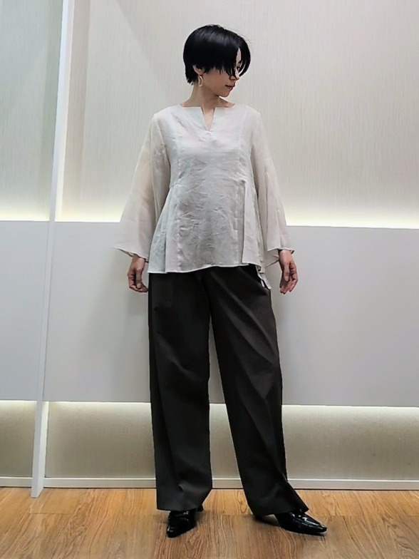 ミズタさんの「UNTITLED｜【接触冷感/麻混/洗える】ドライタッチキーネックブラウス」を使ったコーディネート