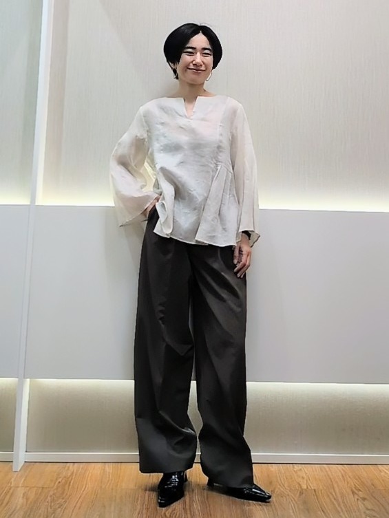 ミズタさんの「UNTITLED｜【接触冷感/麻混/洗える】ドライタッチキーネックブラウス」を使ったコーディネート