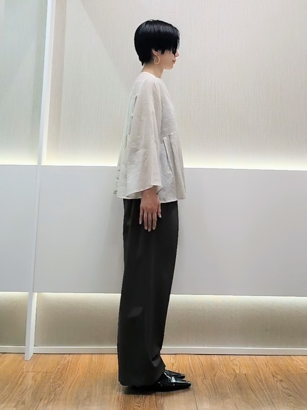 ミズタさんの「UNTITLED｜【接触冷感/麻混/洗える】ドライタッチキーネックブラウス」を使ったコーディネート