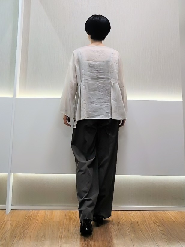 ミズタさんの「UNTITLED｜【接触冷感/麻混/洗える】ドライタッチキーネックブラウス」を使ったコーディネート