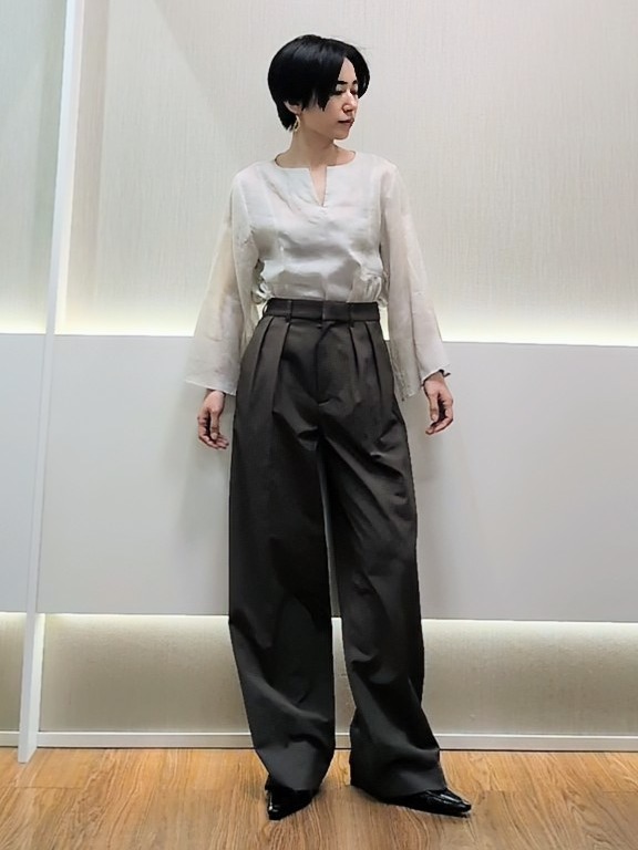 ミズタさんの「UNTITLED｜【接触冷感/麻混/洗える】ドライタッチキーネックブラウス」を使ったコーディネート